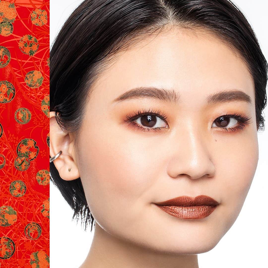M∙A∙C Cosmetics Japanのインスタグラム：「ㅤ 1月13日は成人の日👘✨ 2020年人気の振袖カラーに合わせたメイクをご紹介！ ㅤ ラストは、赤ベースの振袖メイク💄 目元を赤でまとめて、振袖とのコーディネートを楽しんで。 リップはメタリックなブラウンリップでモードな印象に💋 ㅤ ↓↓使用製品↓↓ スモール アイシャドウ [ソフトブラウン][ウェッジ][ヌードモデル][オートソース] M·A·C ミネラライズ ブラッシュ [ユーモア ミー] エクストラ ディメンション スキンフィニッシュ [ウィスパー オブ ギルト] レトロ マット リキッド リップカラー [フォイルド] ㅤ MAKE UP AND MODEL： MAC ARTIST MINA SASAMORI @i.mac_artist ㅤ #成人式 #成人式メイク #成人式ヘアメイク #成人式振袖 #成人式着物 #成人式2020 #MACCosmeticsJapan #MACコスメ #MACCosmetics #コスメ #メイク #アイシャドウ #アイメイク #赤メイク #ブラウンリップ #リップメイク #リップ #口紅 #お気に入りコスメ #コスメ紹介 #おすすめコスメ #セルフメイク #メイク好き #化粧品 #makeup #beauty #cosmetics #eyemakeup #lipmakeup」
