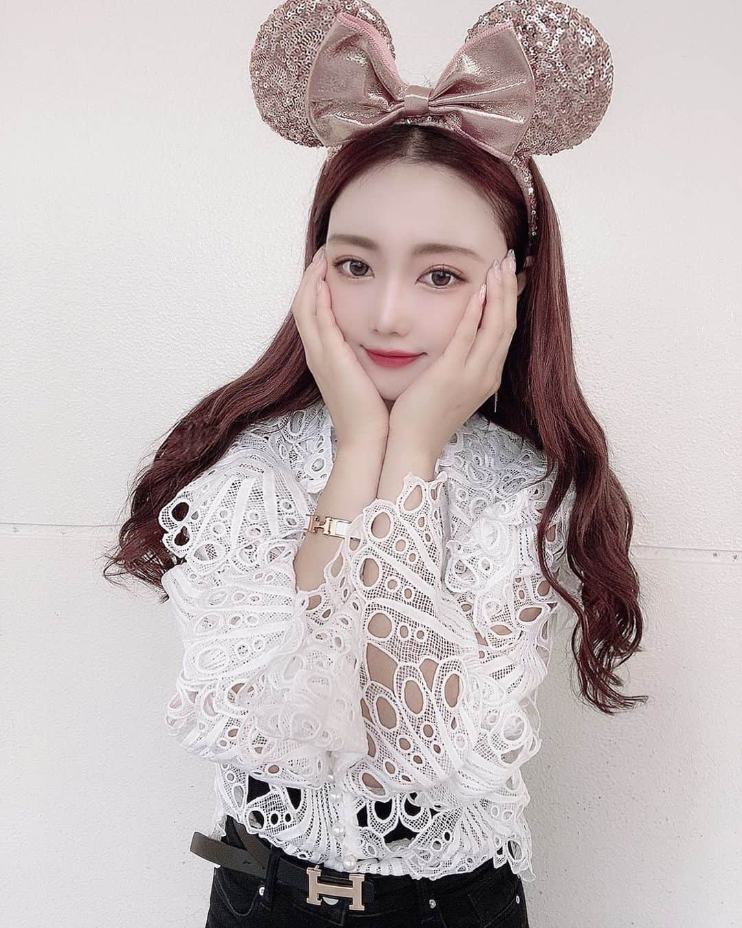 のインスタグラム：「. . ディズニーの時に中に来てた服は こんな感じ🎀° ✧ . . レースが可愛い！！！ @narcissus_japan のトップスだよ！ . . バングルとベルトは @hermes で 揃えたよ❤︎❤︎ . . . ミニーちゃんのキラキラの耳が可愛い！ ピンクゴールドにしたよ🎀 . . 使ってるアプリはUlikeの "ゆうカスタム"だよ❤︎ フィルターはオリジナルで撮った後に編集してます！ . . カラコンはFRANMYのダークモカ👀 . . #ディズニーランド#ディズニーコーデ #ミニーちゃん#ミニーちゃんコーデ#Ulike #ナルシス#エルメス#エルメスベルト」