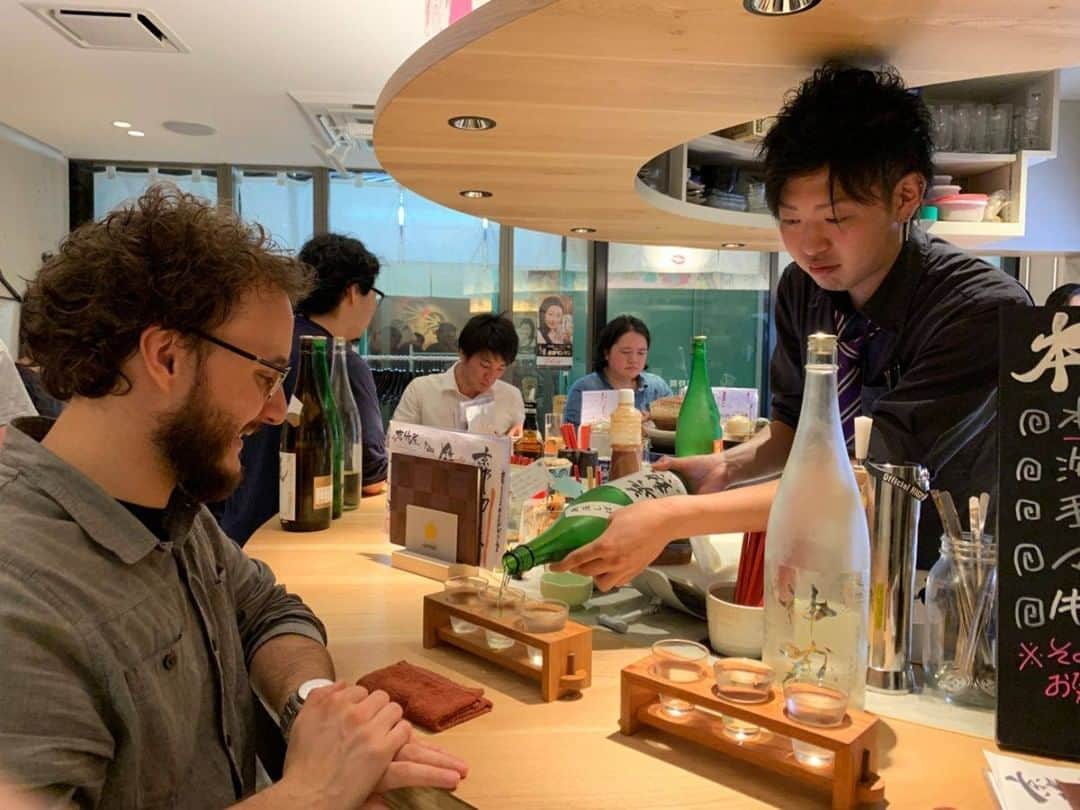 MagicalTripさんのインスタグラム写真 - (MagicalTripInstagram)「Hello! This is Magical Trip @magicaltripcom. We are introducing the experiences we are offering in Japan 🇯🇵 Today we picked【Kyoto Bar Hopping Tour】. You may think that there are lots of things to do in the daytime in Kyoto but not much at night, which I think is entirely not true. You should enjoy a nightlife in this beautiful city. Kyoto turns into a quaint night town where locals hang out for drinks, all while beautiful, red lanterns glow. There are numberless local bars in Kyoto old town, called Pontocho. You definitely should hang around at night if you wanna be a part of the local life. And, we are here to help you experience the authentic Kyoto food and drink :) Kyoto is also known for Sake as well. We even have Kyoto Sake tour.  What exactly are we going to do on this bar hopping?  Hop through 3 local bars and Try out the best local food and drinks picked by our Kyoto local guides!😋 Interact with other friendly local bargoers and get a real sense of the culture, food and people!  If you’re wondering what to do in Kyoto at night, please come join us and feel free to ask us any questions via the direct message! @magicaltripcom  #magicaltrip #magicaltripcom #walkwithlocals #bar  #kyotosake #barhopping #kyotolocal #kyotooldtown  #kyoto #kyototrip #kyototravel #kyotojapan #kyotofood #kyotostyle #kyototour  #kyotolunch #kyotogram #pontocho  #instakyoto #kawaramachi #obanzai  #kyotofood  #kyotofoodie #kyotobeer  #japantravel #japantrip #japanbeauty #japankyoto」1月11日 21時00分 - magicaltripcom