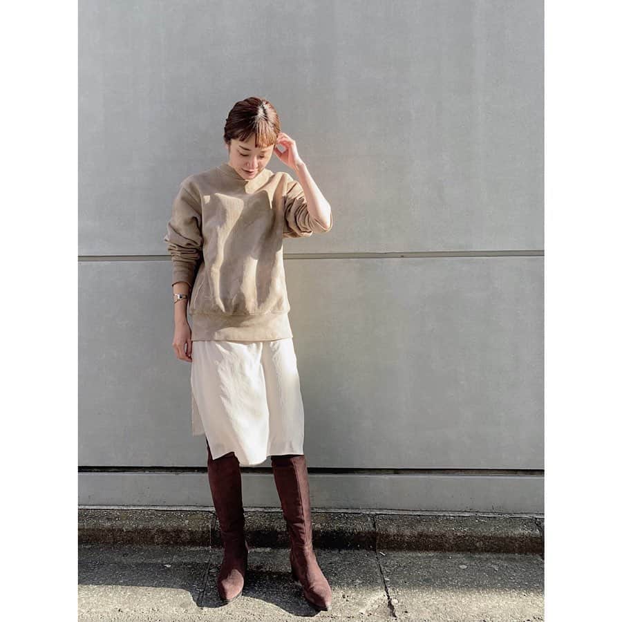 川島幸恵さんのインスタグラム写真 - (川島幸恵Instagram)「🥨🥨🥨﻿ ﻿ お気に入りのCAMBERのスウェット🇺🇸﻿ ﻿ アメリカらしい、ガシガシなヘビーコットンが良い🙆🏻‍♀️﻿ (その分、首も詰まっているので、着る時"うっ"てなります😂でもそれが"らしさ")﻿ ﻿ ワントーンのタイダイ染めなので、派手すぎずベーシック好きな方も着やすいですよ♡﻿ ﻿ 春物最初のお買い物🛍✨﻿ ﻿ 合わせたロングチュニックは1月下旬に再入荷します！新色もありますよ😊﻿ ﻿ #SHENERY_official﻿ #sweat #camber #camberusa ﻿ #tiedye #madeinusa﻿ #tunic #SHENERY﻿ #boots #fabiorusuconi﻿ #beige ﻿ #fashion #styling﻿ #spring」1月11日 21時01分 - sachie118