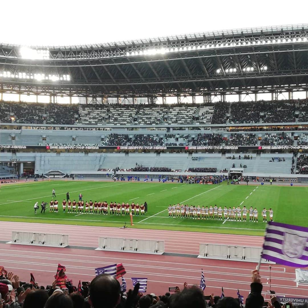 小尾渚沙さんのインスタグラム写真 - (小尾渚沙Instagram)「【全国大学ラグビー決勝@国立競技場】 生まれ変わった国立競技場でラグビー観戦してきました♡ #早稲田大学 vs #明治大学 は、45-35で早稲田の勝利！！ . 前半31-0で早稲田の圧勝でしたが、後半の明治の追い上げも素晴らしかったなー！！ . 5万7000人の歓声にもシビれました＼(^o^)／ . さて！明日からいよいよトップリーグ開幕！ 楽しみ～っ♡（開幕戦のチケットとれず。。泣） . . #ラグビー #ラグビー観戦 #ラグビー好き女子 #ラグ女 #休日 #rugby #大学ラグビー #大学ラグビー決勝  #大学選手権決勝 #国立競技場 #新国立競技場  #明治大学 #早稲田大学 #早明戦 #荒ぶる #ラグビー好きな人と繋がりたい  #ラグビー観戦仲間募集中 #冬の観戦コーデ #ラグビー観戦コーデ #防寒  #フリーアナウンサー #小尾渚沙」1月11日 21時05分 - obi_nagisa