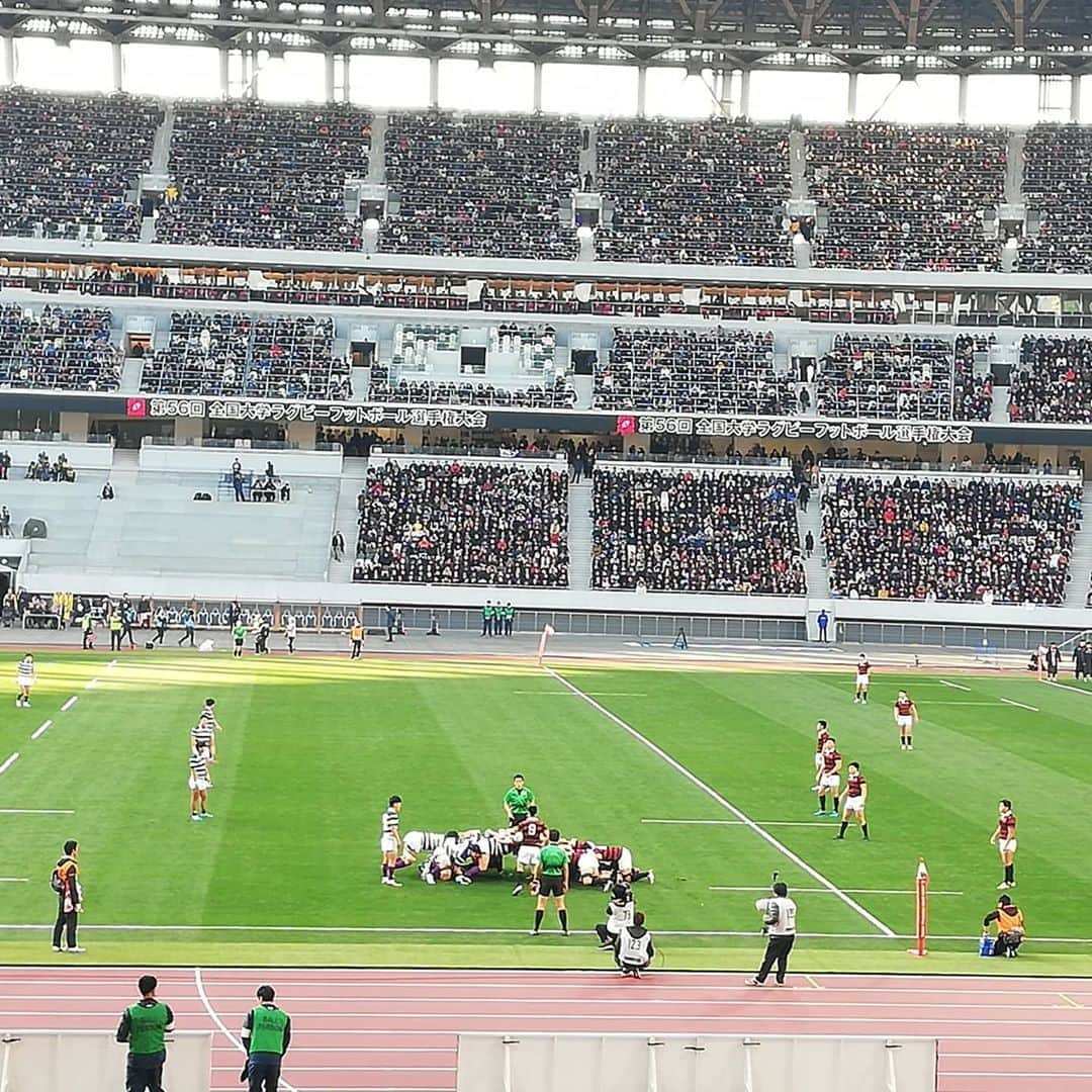 小尾渚沙さんのインスタグラム写真 - (小尾渚沙Instagram)「【全国大学ラグビー決勝@国立競技場】 生まれ変わった国立競技場でラグビー観戦してきました♡ #早稲田大学 vs #明治大学 は、45-35で早稲田の勝利！！ . 前半31-0で早稲田の圧勝でしたが、後半の明治の追い上げも素晴らしかったなー！！ . 5万7000人の歓声にもシビれました＼(^o^)／ . さて！明日からいよいよトップリーグ開幕！ 楽しみ～っ♡（開幕戦のチケットとれず。。泣） . . #ラグビー #ラグビー観戦 #ラグビー好き女子 #ラグ女 #休日 #rugby #大学ラグビー #大学ラグビー決勝  #大学選手権決勝 #国立競技場 #新国立競技場  #明治大学 #早稲田大学 #早明戦 #荒ぶる #ラグビー好きな人と繋がりたい  #ラグビー観戦仲間募集中 #冬の観戦コーデ #ラグビー観戦コーデ #防寒  #フリーアナウンサー #小尾渚沙」1月11日 21時05分 - obi_nagisa