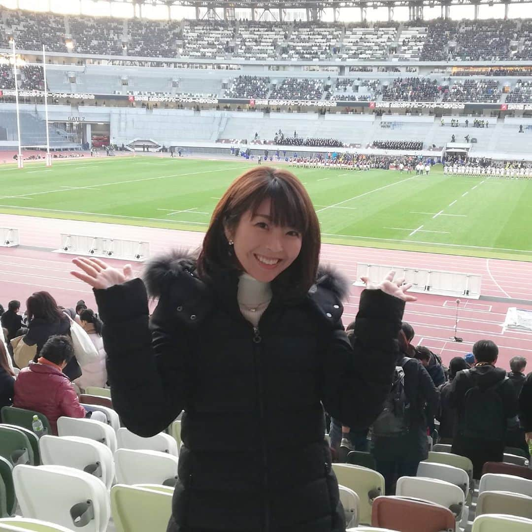 小尾渚沙さんのインスタグラム写真 - (小尾渚沙Instagram)「【全国大学ラグビー決勝@国立競技場】 生まれ変わった国立競技場でラグビー観戦してきました♡ #早稲田大学 vs #明治大学 は、45-35で早稲田の勝利！！ . 前半31-0で早稲田の圧勝でしたが、後半の明治の追い上げも素晴らしかったなー！！ . 5万7000人の歓声にもシビれました＼(^o^)／ . さて！明日からいよいよトップリーグ開幕！ 楽しみ～っ♡（開幕戦のチケットとれず。。泣） . . #ラグビー #ラグビー観戦 #ラグビー好き女子 #ラグ女 #休日 #rugby #大学ラグビー #大学ラグビー決勝  #大学選手権決勝 #国立競技場 #新国立競技場  #明治大学 #早稲田大学 #早明戦 #荒ぶる #ラグビー好きな人と繋がりたい  #ラグビー観戦仲間募集中 #冬の観戦コーデ #ラグビー観戦コーデ #防寒  #フリーアナウンサー #小尾渚沙」1月11日 21時05分 - obi_nagisa