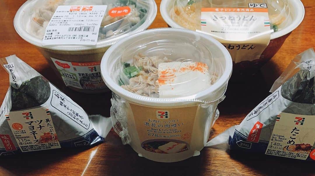 松浦有希さんのインスタグラム写真 - (松浦有希Instagram)「東京で見かけない商品たち。 気になって、 買ってしまいました。 🦊きつねうどんは、 ちょっとミニサイズなのが 可愛い。 たこめしのおにぎりなんて 東京でも売れるのでは ないでしょうか。 海苔が味付け海苔なのにも 注目です！ #セブンイレブン」1月11日 21時22分 - 12bambi12_yuki_matsuura