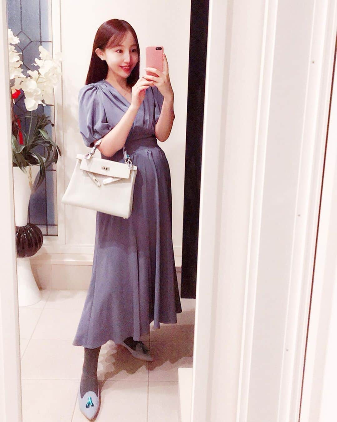 田中麻衣さんのインスタグラム写真 - (田中麻衣Instagram)「op.. @casa_fline  bag.. @hermes shoes.. @chatelles_slippers . 上にはもちろんコート🧥を。 シャテルのシューズは、クッション性が高くてかなり楽ちん✨ ヒートテック靴下を履いて🧦 バッグはエルメスケリー28内縫いのグリスパール🐴 . #臨月コーデ  #マタニティコーデ #妊婦コーデ #hermes #kelly28」1月11日 21時16分 - maitanaka1217