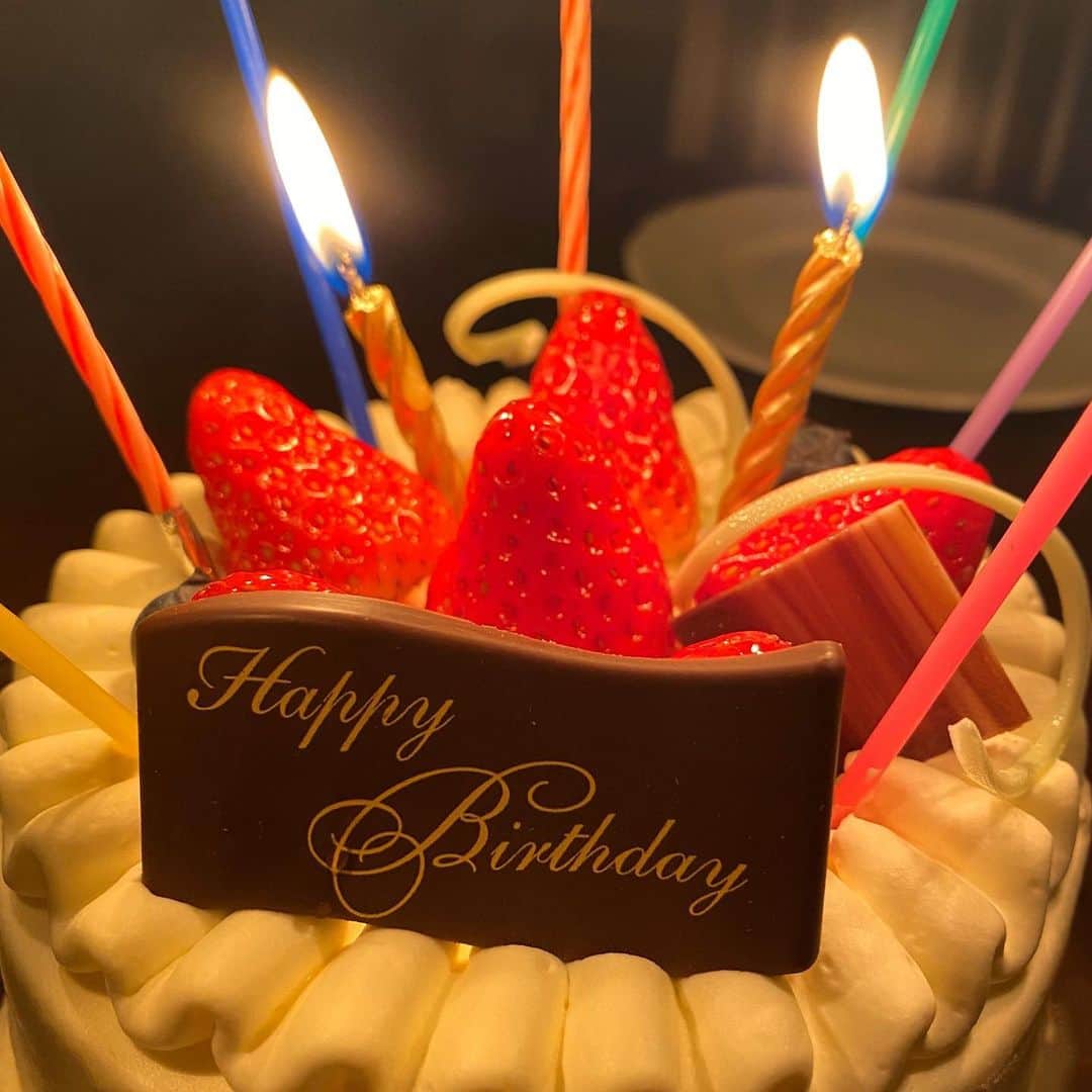 エイミーのインスタグラム：「27歳になりました。 たくさんの方に祝って貰えて幸せです🎂💓　#111」