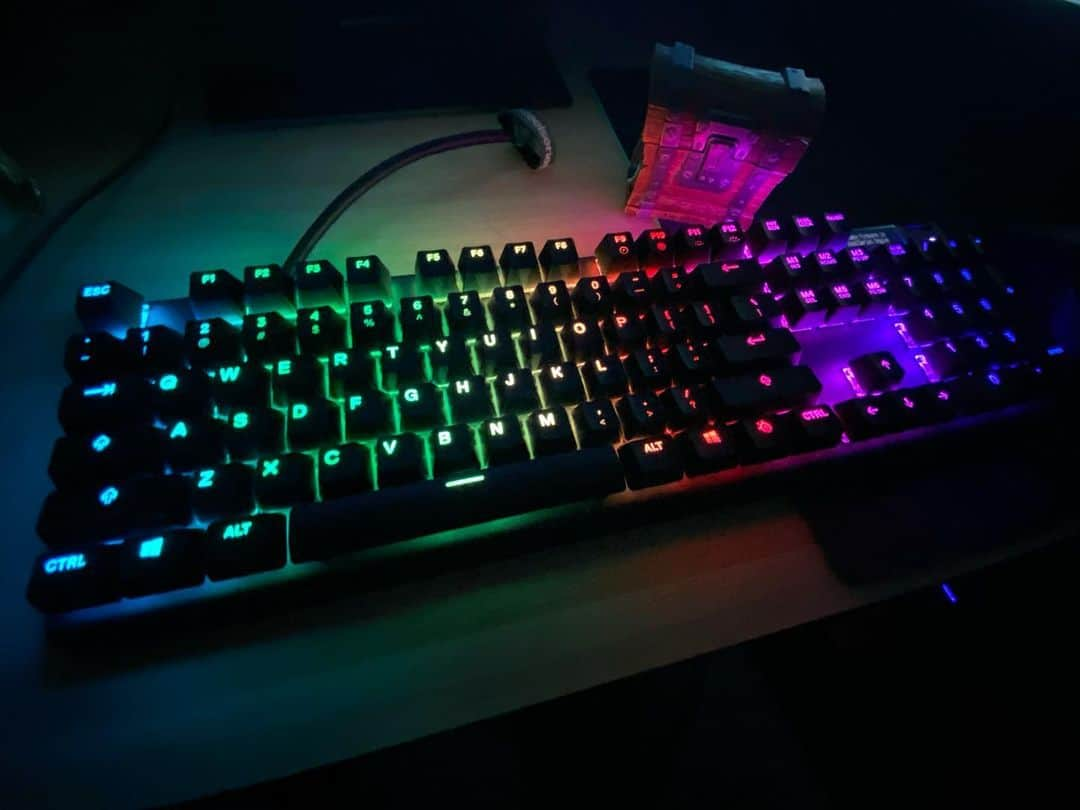 しいちゃんねるのインスタグラム：「⚫︎steelseries APEX PRO #newkeyboard」