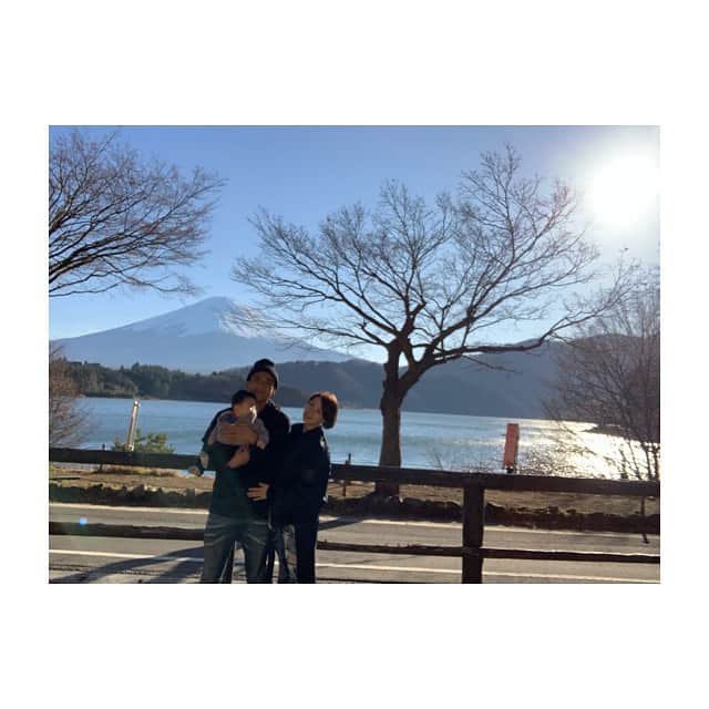 田中美保さんのインスタグラム写真 - (田中美保Instagram)「B.D家族旅行🚗🚗🚗 富士山🗻がこーんな綺麗… 👶も気持ちいいのか大人しく🚗に乗って外眺めてました。。。 お天気にも恵まれて最高の旅… 夫よ…🐕よ…👶よ…ありがとう😊  36歳Last Day…明日から37歳… 年々1年が早く感じる…歳を重ねる毎にもっと1年を味わいながら大切に過ごそうと思う🤲 37歳はどんな歳になるかな♡  同じお誕生日の方🎂も… 少し早いけど "HAPPY BIRTH DAY " 最後に産んでくれた母、そして父に… ありがとう🌹 #誕生日 #家族旅行 #富士山 #1月12日」1月11日 21時17分 - miho12tanaka