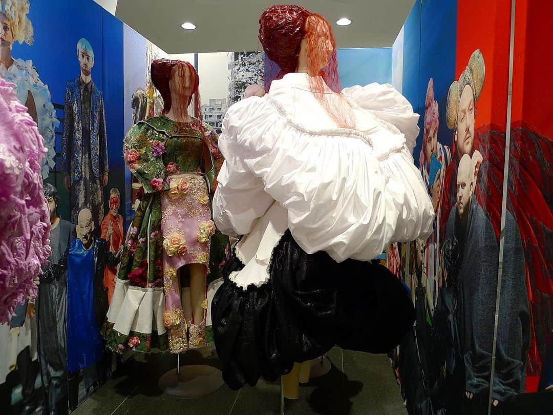 コム・デ・ギャルソンさんのインスタグラム写真 - (コム・デ・ギャルソンInstagram)「Comme des Garcons SS20 Orlando collection has launched in Rei Kawakubo designed installations using scenes from #OLGA NEUWIRTH ORLANDO opera @wienerstaatsoper heads by @juliendys photo by Michael Pöhn」1月11日 21時23分 - commedesgarcons