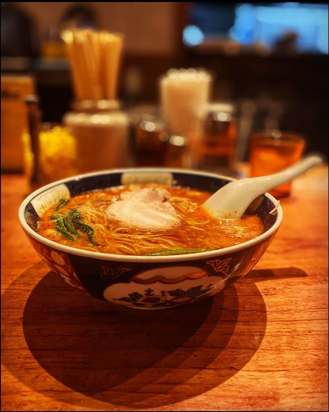 木村真野・紗野さんのインスタグラム写真 - (木村真野・紗野Instagram)「美味しかった😌だんだん麺🍜✨. .支那麺はしご銀座本店. . . #だんだんめん　#ずっと気になってた　#ラーメン屋　#支那麺はしご　#木村さん　#食の先生　@pengin999 ついに行ってきました😋. #美味しかった　#銀座　#ginza #tokyo」1月11日 21時26分 - mayasaya_kimura