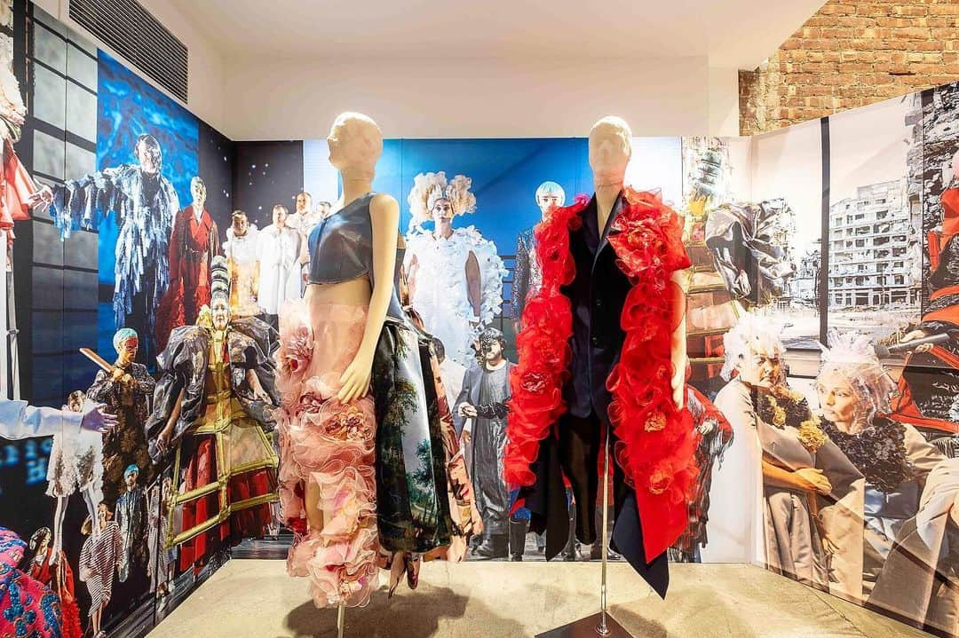 コム・デ・ギャルソンさんのインスタグラム写真 - (コム・デ・ギャルソンInstagram)「omme des Garcons SS20 Orlando collection has launched in Rei Kawakubo designed installations using scenes from #OLGA NEUWIRTH ORLANDO opera @wienerstaatsoper photo by Michael Pöhn.  Heads by @juliendys Here @doverstreetmarketnewyork」1月11日 21時27分 - commedesgarcons