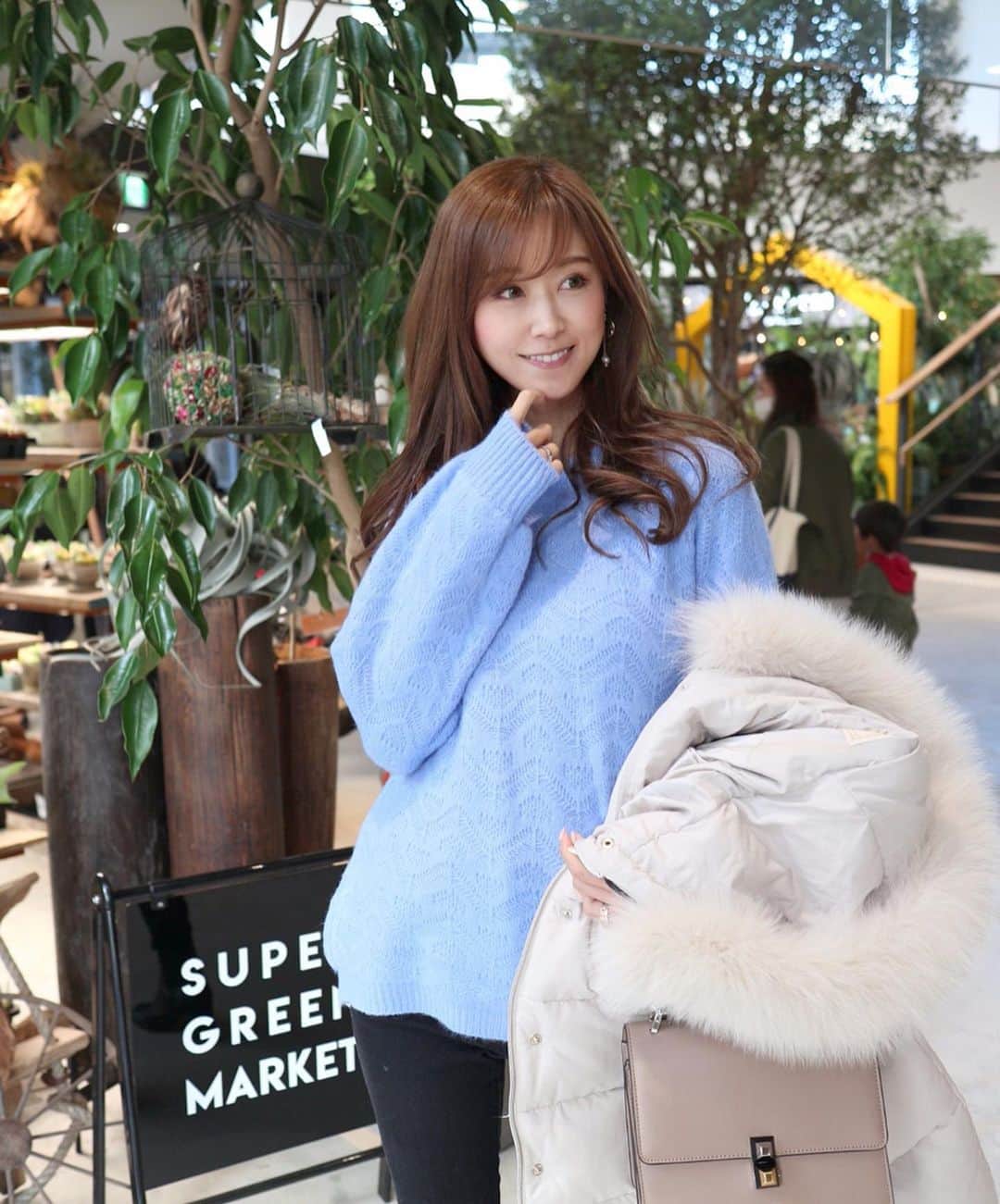 のインスタグラム：「明るい色の服が着たくなって @updeco_official のニット✨ 肌触りも良くてお気に入り☺️ . ここのところかなり規則正しい生活をしていてとても調子が良いです🙆‍♀️ . #updeco  #knit #ニット #coordinate #fashion #instafashion #pants #pantsstyle」