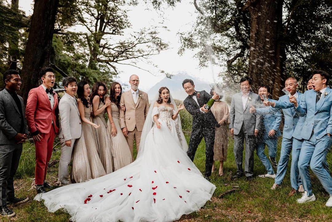 セリーナ・ジェイドのインスタグラム：「Little delayed in my post as I wanted to fully take in our wedding before sharing it with the Instagram world. Han Geng and I tied the knot on dec 31st 2019 in Paradise, New Zealand and signed papers in front of a small group of family and friends. The wedding was absolutely magical from beginning to end and it wouldn’t have been if it weren’t for my incredibly supportive & loving husband @realhangeng, my soul brother @kuteblackson who brought SO much love, light, hope and positive energy to our ceremony, @julianwaghan for bringing humor to the crowds with his bilingual mcing, @nicolefroe for planning our wedding and dealing with my ocd tendencies along with local nz team @amoment_wedding especially Nan and Yucca whom the wedding would also not be possible without. Our families, old and new, for their love, support, their humorous and moving speeches and their crazy dance moves on the dance floors, all our friends & families for flying in from all over the world to bless us with their presence, our teams who are not just coworkers but dear friends for their countless hours of support in helping us do a wedding amidst shooting our respective movies. A special thanks to my assistant @xxcaterina_wang for all her hard work, our bridal party including our groomsmen and bridesmaids who have been so close to us all our lives and been our guardian angels through our journey in life. My mom who shined from the heavens and who’s presence could be felt through the 3 days there. I am so blessed! More pics to come with the awesome dresses thanks to our designer friends! #whenstarmeetsmoon photos by @heather_liddell」