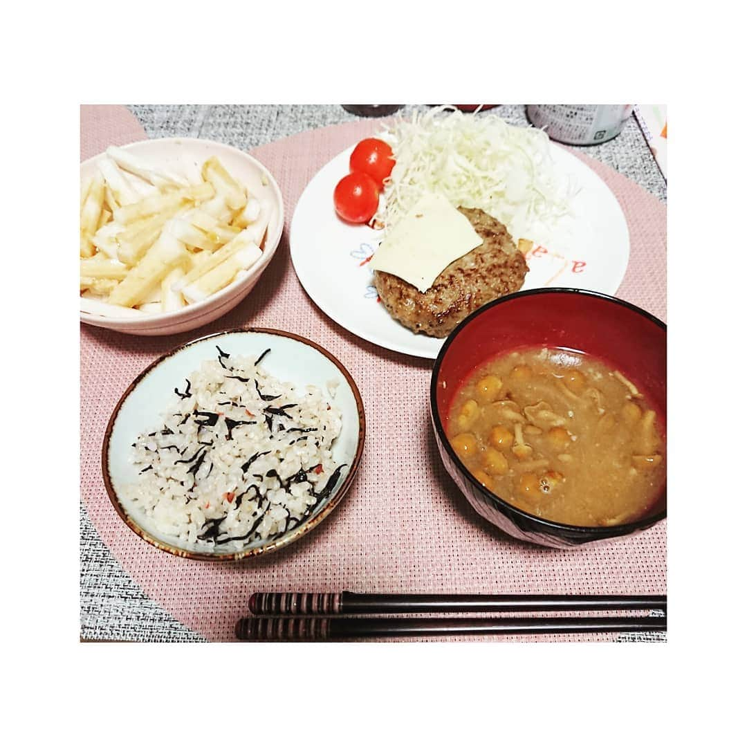 吉井怜さんのインスタグラム写真 - (吉井怜Instagram)「主人飯☆  大好きなハンバーグをメインに定食みたいに作ってくれました♪ とっても美味しかったー！ ありがとうー！  ご飯にまぶした梅の実ひじきは頂き物なんだけど、これがまたご飯が進むとっても美味しい一品でお気に入り♪  ご馳走さまでしたっ！！ #主人飯  #チーズハンバーグ #千切りキャベツにプチトマト #長芋のワサビ醤油 #なめこと玉ねぎのおみそ汁 #玄米ご飯 #梅の実ひじき #大好物ばかり  #吉井怜 #amebablog #吉井怜オフィシャルブログ #aquamarine18 #シェア投稿」1月11日 21時38分 - rei_yoshii