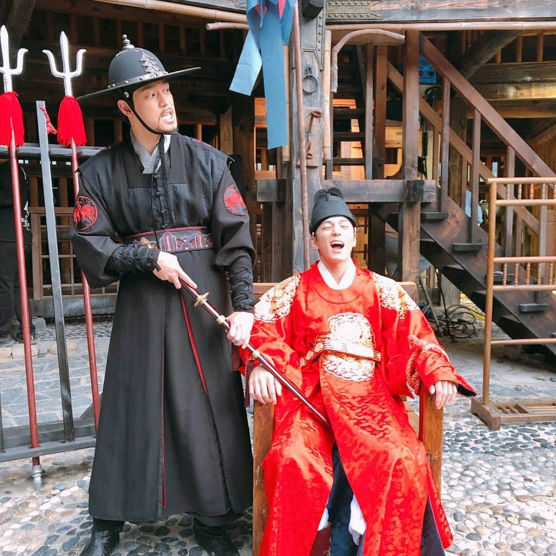 のインスタグラム：「오늘은 간택 하는날😭 #간택 #이경 #한모 #네놈이감히 #본방사수📺」