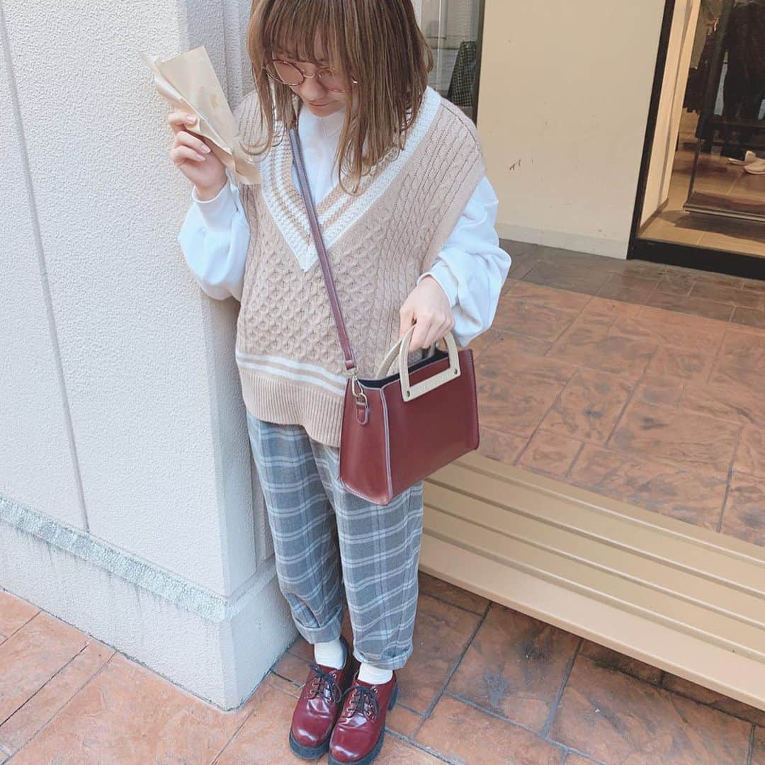 夏川愛実さんのインスタグラム写真 - (夏川愛実Instagram)「ㅤㅤㅤㅤㅤㅤㅤㅤㅤㅤㅤㅤㅤ ㅤㅤㅤㅤㅤㅤㅤㅤㅤㅤㅤㅤㅤ  初めて竜王のアウトレットに 行ってきました🐉 ㅤㅤㅤㅤㅤㅤㅤㅤㅤㅤㅤㅤㅤㅤㅤㅤㅤㅤㅤㅤㅤㅤㅤㅤㅤㅤㅤㅤㅤㅤ 今日の #私服 最近寒くて長ズボンはきがち、、あったかいんじゃ、、 ㅤㅤㅤㅤㅤㅤㅤㅤㅤㅤㅤㅤㅤㅤㅤㅤㅤㅤㅤㅤ  ㅤㅤㅤㅤㅤㅤㅤㅤㅤㅤㅤㅤㅤㅤㅤㅤㅤㅤㅤㅤ  outer、shoes @wego_official tops @niceclaup_official_  best @ludic_park #daisymerry  pants @gu_for_all_  ㅤㅤㅤㅤㅤㅤㅤㅤㅤㅤㅤㅤㅤㅤㅤㅤㅤㅤㅤㅤ ㅤㅤㅤㅤㅤㅤㅤㅤㅤㅤㅤㅤㅤㅤㅤㅤㅤㅤㅤㅤ ㅤㅤㅤㅤㅤㅤㅤㅤㅤㅤㅤㅤㅤㅤㅤㅤㅤㅤㅤㅤㅤㅤ #冬コーデ#コーデ#冬服#大学生コーデ #学生コーデ#今日のコーデ #wego#gu#niceclaup#プチプラコーデ#guコーデ  #低身長コーデ#148cmコーデ#バンツコーデ#チェックパンツ #ニットベスト#チルデンニット#ベストコーデ #ベージュコーデ#茶色コーデ#まるメガネ  #ローファー#ボブ#ショートボブ#ボブヘアアレンジ #竜王アウトレット#滋賀観光  ㅤㅤㅤㅤㅤㅤㅤㅤㅤㅤㅤㅤㅤㅤㅤㅤㅤㅤㅤㅤㅤㅤㅤㅤ」1月11日 21時32分 - ami_natsukawa