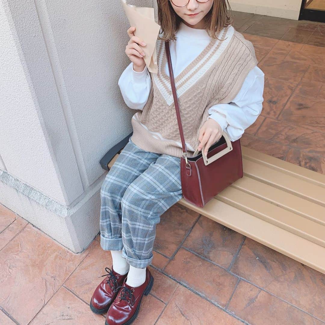 夏川愛実さんのインスタグラム写真 - (夏川愛実Instagram)「ㅤㅤㅤㅤㅤㅤㅤㅤㅤㅤㅤㅤㅤ ㅤㅤㅤㅤㅤㅤㅤㅤㅤㅤㅤㅤㅤ  初めて竜王のアウトレットに 行ってきました🐉 ㅤㅤㅤㅤㅤㅤㅤㅤㅤㅤㅤㅤㅤㅤㅤㅤㅤㅤㅤㅤㅤㅤㅤㅤㅤㅤㅤㅤㅤㅤ 今日の #私服 最近寒くて長ズボンはきがち、、あったかいんじゃ、、 ㅤㅤㅤㅤㅤㅤㅤㅤㅤㅤㅤㅤㅤㅤㅤㅤㅤㅤㅤㅤ  ㅤㅤㅤㅤㅤㅤㅤㅤㅤㅤㅤㅤㅤㅤㅤㅤㅤㅤㅤㅤ  outer、shoes @wego_official tops @niceclaup_official_  best @ludic_park #daisymerry  pants @gu_for_all_  ㅤㅤㅤㅤㅤㅤㅤㅤㅤㅤㅤㅤㅤㅤㅤㅤㅤㅤㅤㅤ ㅤㅤㅤㅤㅤㅤㅤㅤㅤㅤㅤㅤㅤㅤㅤㅤㅤㅤㅤㅤ ㅤㅤㅤㅤㅤㅤㅤㅤㅤㅤㅤㅤㅤㅤㅤㅤㅤㅤㅤㅤㅤㅤ #冬コーデ#コーデ#冬服#大学生コーデ #学生コーデ#今日のコーデ #wego#gu#niceclaup#プチプラコーデ#guコーデ  #低身長コーデ#148cmコーデ#バンツコーデ#チェックパンツ #ニットベスト#チルデンニット#ベストコーデ #ベージュコーデ#茶色コーデ#まるメガネ  #ローファー#ボブ#ショートボブ#ボブヘアアレンジ #竜王アウトレット#滋賀観光  ㅤㅤㅤㅤㅤㅤㅤㅤㅤㅤㅤㅤㅤㅤㅤㅤㅤㅤㅤㅤㅤㅤㅤㅤ」1月11日 21時32分 - ami_natsukawa