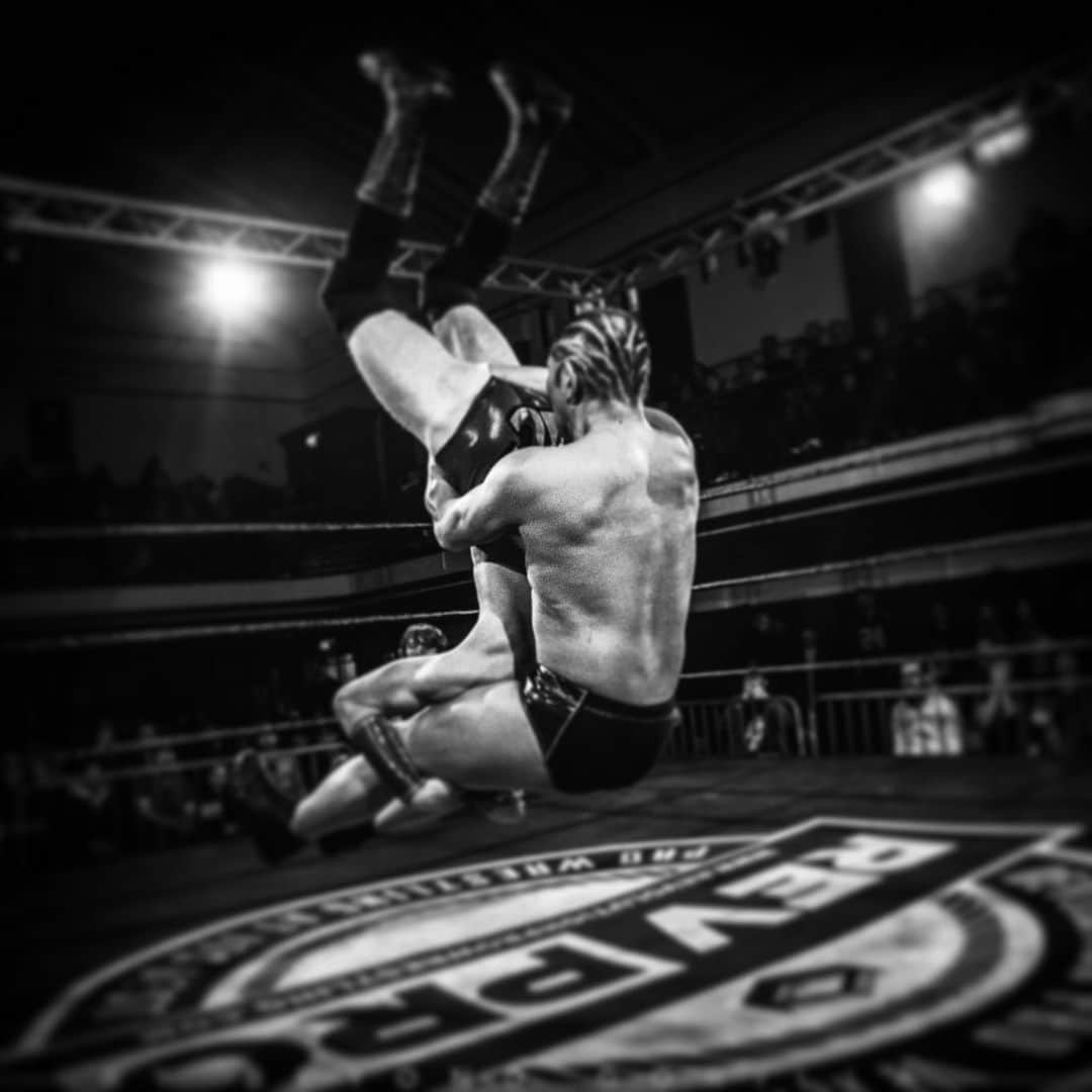 鈴木みのるさんのインスタグラム写真 - (鈴木みのるInstagram)「GOTCH-STYLE PILEDRIVER  これジツはさ、オレ自身が考えて始めた技。レスリングの技を応用して相手を持ち上げたのが最初。1989/8のUWF横浜アリーナが初披露だったと思う。その後ゴッチさんと出会いアドバイスをもらったおかげで究極のフィニッシュへと昇華した。エキス注入ってことだ。いつからか「ゴッチ式パイルドライバー」と勝手に呼ばれている。ま、でも大好きな人の名前が付いてるなら良いかなと思い、そのままにしている。これ…見た目と違い、すごく難しい。やるのは簡単。でも極意は難しい。だからマネ出来てもフィニッシュに出来ない。今現在、世界中でオレしか完成形が出来ないワザだ。GSPD。世界中で認知されているオレのオリジナルフィニッシュだ。」1月11日 21時33分 - suzuki.d.minoru