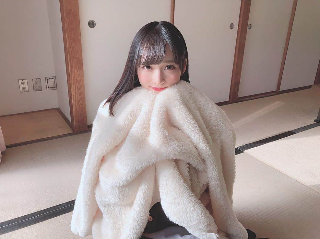 小栗有以さんのインスタグラム写真 - (小栗有以Instagram)「もこもこ🐏❄️ . . . .  最近、このふわふわ上着が手離せません…😣 . . . .  #冬#もこもこ#ふわふわ#白#上着#畳の部屋#日向ぼっこ」1月11日 21時33分 - yuioguri_1226