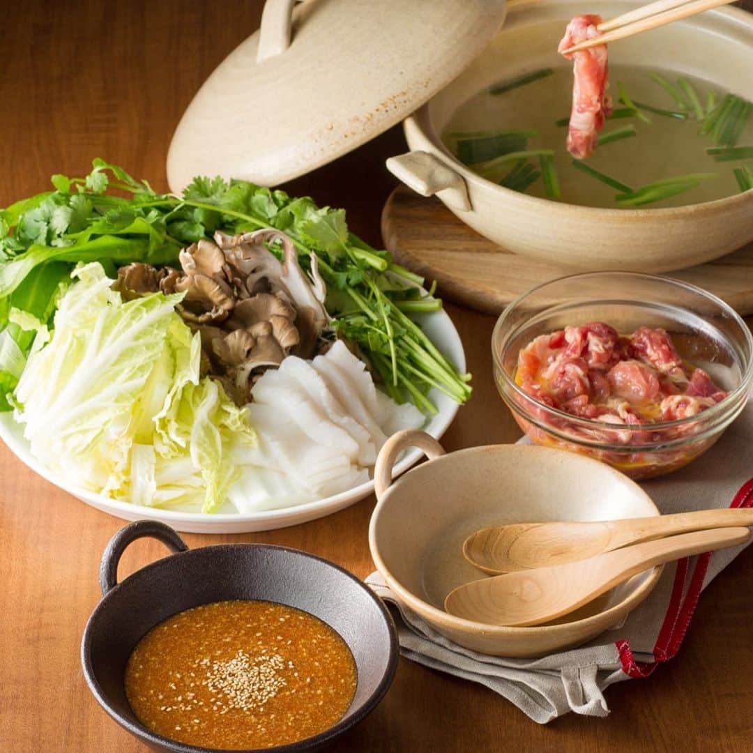 中村明花さんのインスタグラム写真 - (中村明花Instagram)「.﻿ Martwebでタイ料理のタイスキ風「特製たれとふわふわ肉のタイ風鍋」のレシピを紹介しています👩‍🍳﻿ .﻿ 日本で買える調味料を使って、﻿ 本場のタイ料理に近づけながらも日本人の口に合うように調整しています☺︎﻿ .﻿ タイの鍋料理タイスキは専門店が多くあるほど現地でも大人気な料理です🍲 疲れた時や元気を出したい時に食べたくなるタイスキ。﻿ 辛いのはタレだけなので子供も一緒に食べられるお鍋です☺️﻿ .﻿ お肉を卵でコーティングするとふわっふわ食感になるので是非試してみてくださいね！←私はこの食べ方が大好きなんです🤤♡﻿ .﻿ レシピはMartwebをチェックしてみて下さい☺︎﻿ （ストーリーからサイトに飛べるようにしておきます）﻿ .﻿ .﻿ #Mart ﻿ #連載 ﻿ #おかずに飽きたらタイの知恵﻿ #タイ料理 #タイ料理レシピ #簡単レシピ #タイスキ」1月11日 21時37分 - sayaka_nakamura3