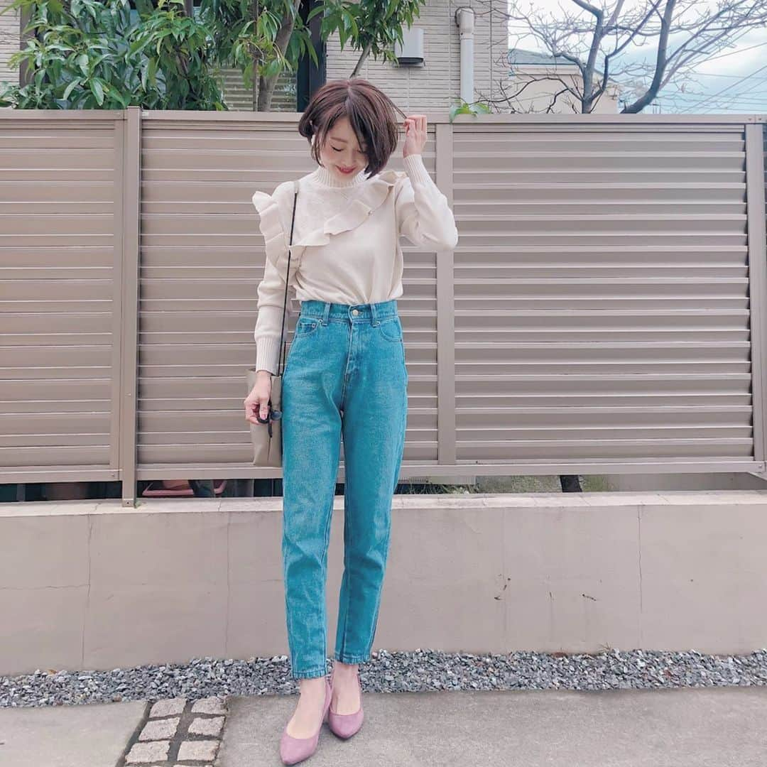 Kikuno Sayumiさんのインスタグラム写真 - (Kikuno SayumiInstagram)「〻frill knit〻 ・ ・ ・ @cunead のニットはフリルが可愛い😍ハイウエストデニムにインしたよ❁⃘*.ﾟ ・ ・ ・ tops▶︎ @cunead bottoms▶ @duna.gc ・ ・ ・ #ファッション#コーデ#fashion#ママ#ママコーデ#プチプラコーデ#大人カジュアル#ヘアアレンジ#リンクコーデ#ショート#大人可愛い#duna#ハイウエストデニム#授乳コーデ」1月11日 21時48分 - sayumikikuno