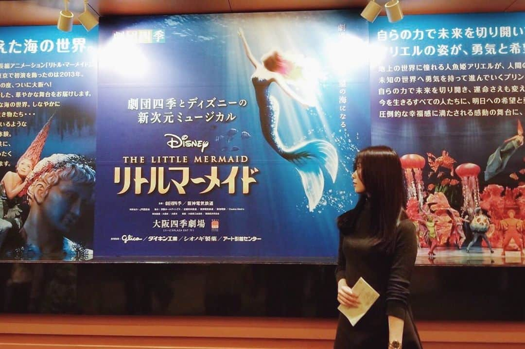 福井千佳さんのインスタグラム写真 - (福井千佳Instagram)「. . #thelittlemermaid 🧜‍♀️ . #劇団四季#リトルマーメード#ミュージカル#大阪四季劇場#アリエル#ディズニープリンセス#観劇#littlemermaid . . オリジナルストーリーで、ハッピーエンド。 . . 最後のアンコールの幕が開くときに、 毎回何だか感動して、うるっと泣いちゃう。 . 舞台の最中は 私も世界に入り込んでいるから 「役」を現実だと思い込んで観ているけれど、 アンコールでの挨拶時は 主人公も、敵対する悪者も、皆が肩を組んで客席に笑いかけてる。 そんな姿が好き。で、我にかえって役者さんを尊敬する時間。 . . ドラマも映画も大好きだけれど、舞台はもっと好き。 . #model#fashionmodel#모델#和装モデル#webモデル#関西モデル#フリーランス#freelance#福井千佳#chika_fukui#インフルエンサー#followme#style#おしゃれさんと繋がりたい#selfie#haircolor#picoftheday#japan#handmadeaccessory#ハンドメイドアクセサリー#いいね返し」1月11日 21時55分 - chika291