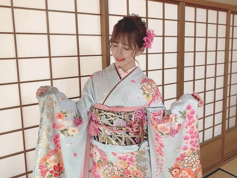 川崎成美さんのインスタグラム写真 - (川崎成美Instagram)「今年も晴れ着を着させていただきました✌️🇯🇵 #振袖　#晴れ着　#着物」1月11日 21時51分 - naru_1127