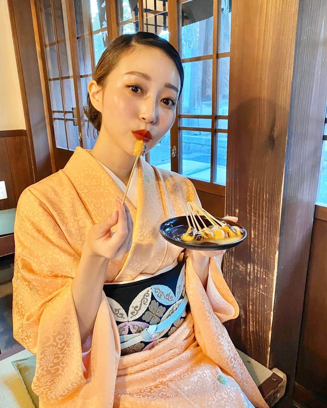 梅谷安里さんのインスタグラム写真 - (梅谷安里Instagram)「帰りに近く通ったから 久しぶりにあぶり餅食べて帰ったよ👘♥️ 美味しくてペロリ😋 ・ ・ #kyoto#kimono#👘 #京都#あぶり餅#かざりや #着物#お餅」1月11日 21時53分 - anriworld