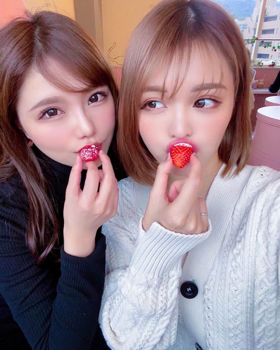 ななぴさんのインスタグラム写真 - (ななぴInstagram)「少し時間が空いたけど投稿してくよ🥳﻿ ﻿ 今年もみなさんよろしくお願いいたします✨﻿ ﻿ 新年はひたすらぐーたらして﻿ たやんと熱海温泉旅行♨️❤️﻿ 大人の二人女子会したの🚅✨﻿ ﻿ カフェ巡りして﻿ いちごBonBonBERRY熱海ハウス🍓﻿ でっかいいちごパフェ食べた🎂﻿ ﻿ おいしかったーー🥺💓﻿ ﻿ #女子旅 #熱海　#熱海旅行　#女子会　#大人女子　#大人旅　#国内旅行　#タビジョ　#いちご　#いちごパフェ　#BonBonBERRY熱海ハウス #熱海カフェ　#カフェ　#食べ歩き　#静岡」1月11日 21時53分 - __nanapgram__