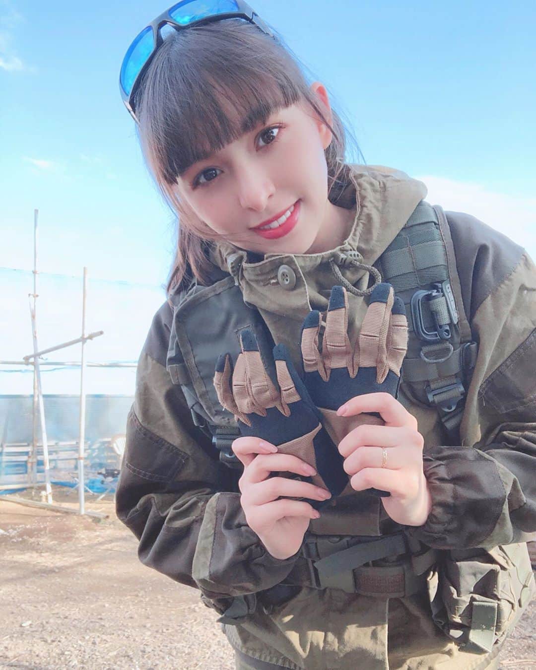 アイシスのインスタグラム：「PIGのグローブは柔らかくて ハイパーお気に入り🐷 トリガーひくときのストレスがゼロ🙆‍♀️ 装備なんか新しいネタあるかな、とか探すんだけど スメルシュの快適さを知ると 装備を変えられない💭 なんでも入るし ホルスターにもなるし...便利すぎるのだよ...最高... #タレント #サバゲー #サバゲー女子  #airsoft #ミリタリー #military #airsofter #ゴルカ #Gorka3 #Gorka #ロシア装備 #SMERSH #airsoftgirl #Russia #GRU #ГРУ #спецназ #Spetsnaz  #airsofterphoto #airsoftinternational #airsoftworld #airsoftobsessed #pew #pewpew #airsoftmilsim #airsoftnation #サバゲー女子の日常 #PIGFDTAlpha  #滝澤いしすと趣味の世界」