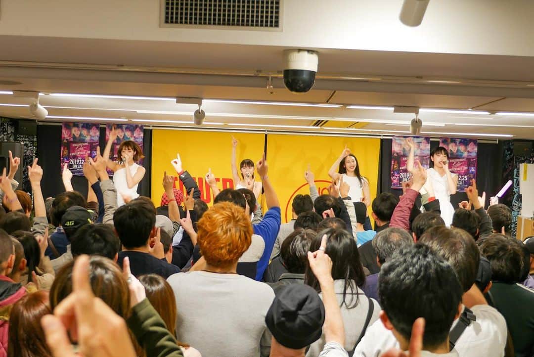 りんご娘さんのインスタグラム写真 - (りんご娘Instagram)「‪インストアイベントinタワーレコード難波店ありがとうございました!! たくさんの人に来ていただき本当に嬉しいです!! 6月6日americamura FANJ twiceにて開催されるツアー大阪公演は、チケットぴあにて先行抽選受付中です!! エントリーお待ちしてます!!‬ ‪#RINGOMUSUME #りんご娘‬」1月11日 21時59分 - _ringo.musume.com_