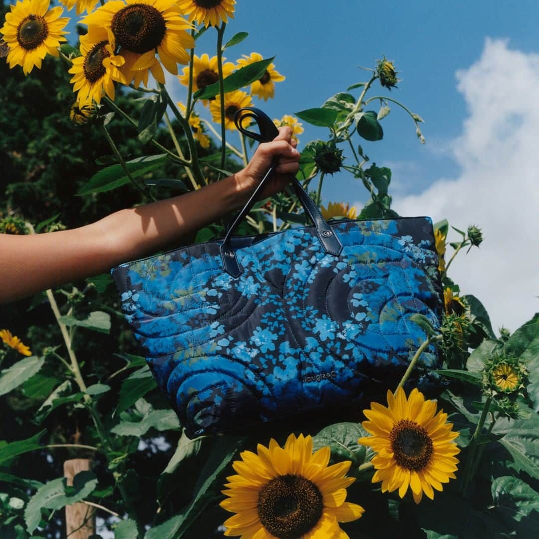 デシグアルのインスタグラム：「How many #sunflowers do you think can fit inside this maxi bag? 🌻💦 #lovedifferent」