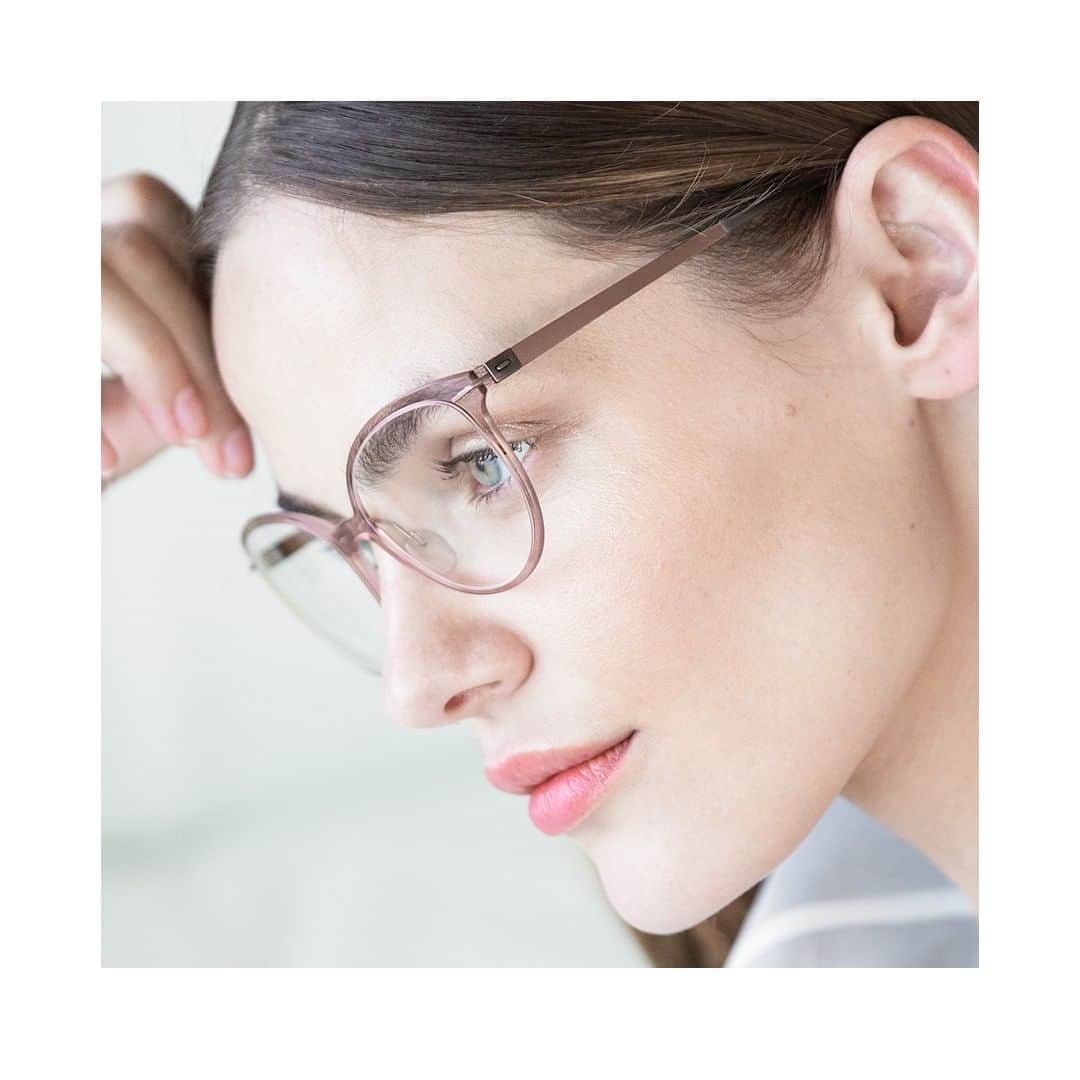 シルエットのインスタグラム：「Silhouette's signature lightness, with the personality of a full-rim frame. Featuring: Infinity View 1594⁠ .⁠ .⁠ .⁠ #silhouetteeyewear #tryitwearitloveit #eyeweardesign #luxuryeyewear #eyewearfashion」