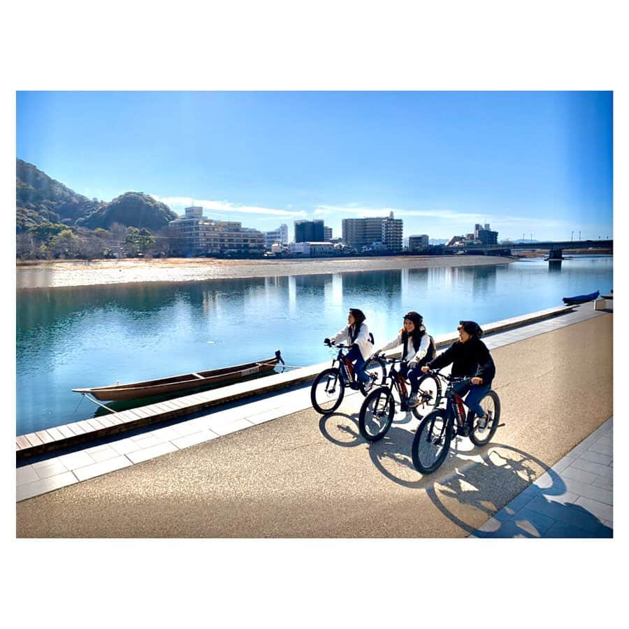 永井葉月さんのインスタグラム写真 - (永井葉月Instagram)「___________________________________________ "I've never doen this before.  It's my first time cycling🚴🏻‍♀️🚴🏻‍♀️🚴🏻‍♀️🚴🏻‍♂️✨ . 今日は初めてサイクリングを体験☺️ 26キロ自力で漕ぎ続けました笑。 疲れたけど本当に楽しかったし気持ちよかった🍃🍃✨ 改めて岐阜って良い所が沢山あるって気付かされました！ まだまだ知らないところばかり!!! ランチもカフェも美味しかった✨  #ダジェンナーロ  @cafe_sabou_sokyu  皆さんにもぜひ🚴🏻‍♀️体験して欲しいな😘 今日はありがとうございました✨ @saikorok . . 帰ってきてから"Hazu'kitchen👩‍🍳💗" リクエストがあったので ☆2種の生姜焼き ☆ひじきの煮物 ☆かぼちゃの煮付け ☆レンコンのツナ和え ☆白味噌汁 喜んでもらえてよかった😍 大好きな先輩との思い出が増えたよ😘 次は何しましょ？ @guma0827 @ozw0922  1日ありがとうございました❤️ _________________________________________ #cycling #gifu #岐阜 #関  #サイクリング #岐阜カフェ  #信長像 #岐阜観光 #金華山  #長良川 #岐阜大仏  #思い出  #love #bff」1月11日 22時05分 - hazuki815hazuki