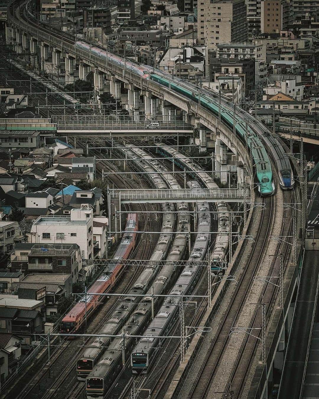 Berlin Tokyoのインスタグラム：「Japan’s cutting-edge trains racing through the sprawling capital. . . The Hayabusa is fastest bullet train in Japan. Operating speed320 km/h (200 mph) . . . #hellofrom  #tokyo #japan」