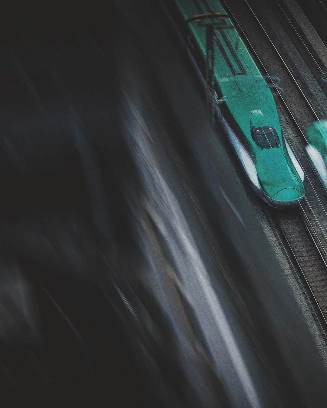 Berlin Tokyoさんのインスタグラム写真 - (Berlin TokyoInstagram)「Japan’s cutting-edge trains racing through the sprawling capital. . . The Hayabusa is fastest bullet train in Japan. Operating speed320 km/h (200 mph) . . . #hellofrom  #tokyo #japan」1月11日 22時01分 - tokio_kid