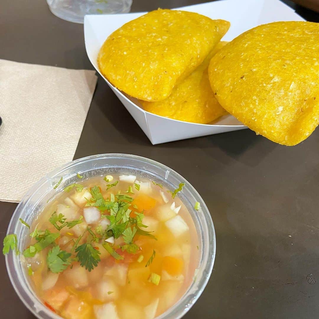 荒尾茉紀さんのインスタグラム写真 - (荒尾茉紀Instagram)「コロンビア料理🇨🇴初めて食べたけど、どちらも美味しかった👍✨ちなみに友達が奢ってくれました💕かなり歳下の🙇‍♀️（笑）オーストラリアは多民族国家なので、色んな国の料理が楽しめます🎶 #sydney #コロンビア料理 #留学 #thankyou😊」1月11日 22時13分 - maki.arao