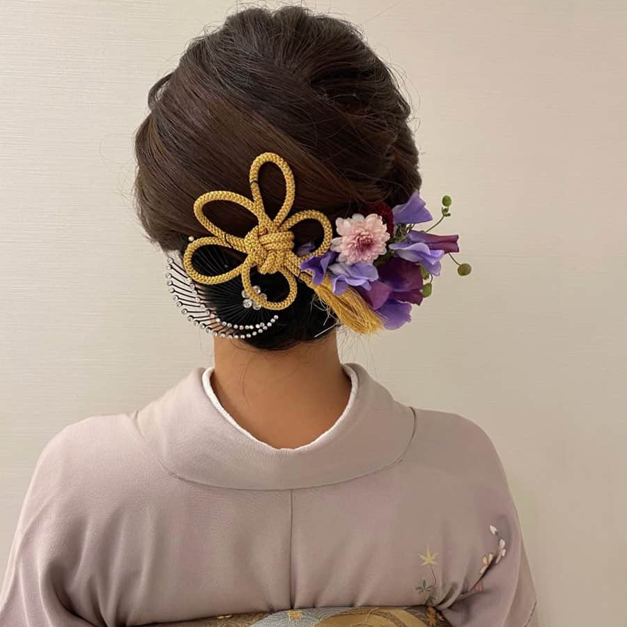 Tomoyo Kitamuraさんのインスタグラム写真 - (Tomoyo KitamuraInstagram)「ブランシュのお正月2020無事終わりました🎍 投稿はしばらく続きます…♡ 合わせ和髪に生花と組紐とかんざしを。  #ヘアメイク #ヘアセット #ヘアアレンジ #ヘアスタイル #銀座#美容師 #ウェディング#ウェディングヘア #ブライダル#ブライダルヘア #結婚式#プレ花嫁#花嫁#前撮り#着物#浴衣 #シニヨン#ダウン#夜会巻き #ヘアメイクリハーサル #bride#bridehair#bridal#updo#upstyle」1月11日 22時09分 - tmy_o3.pugmi