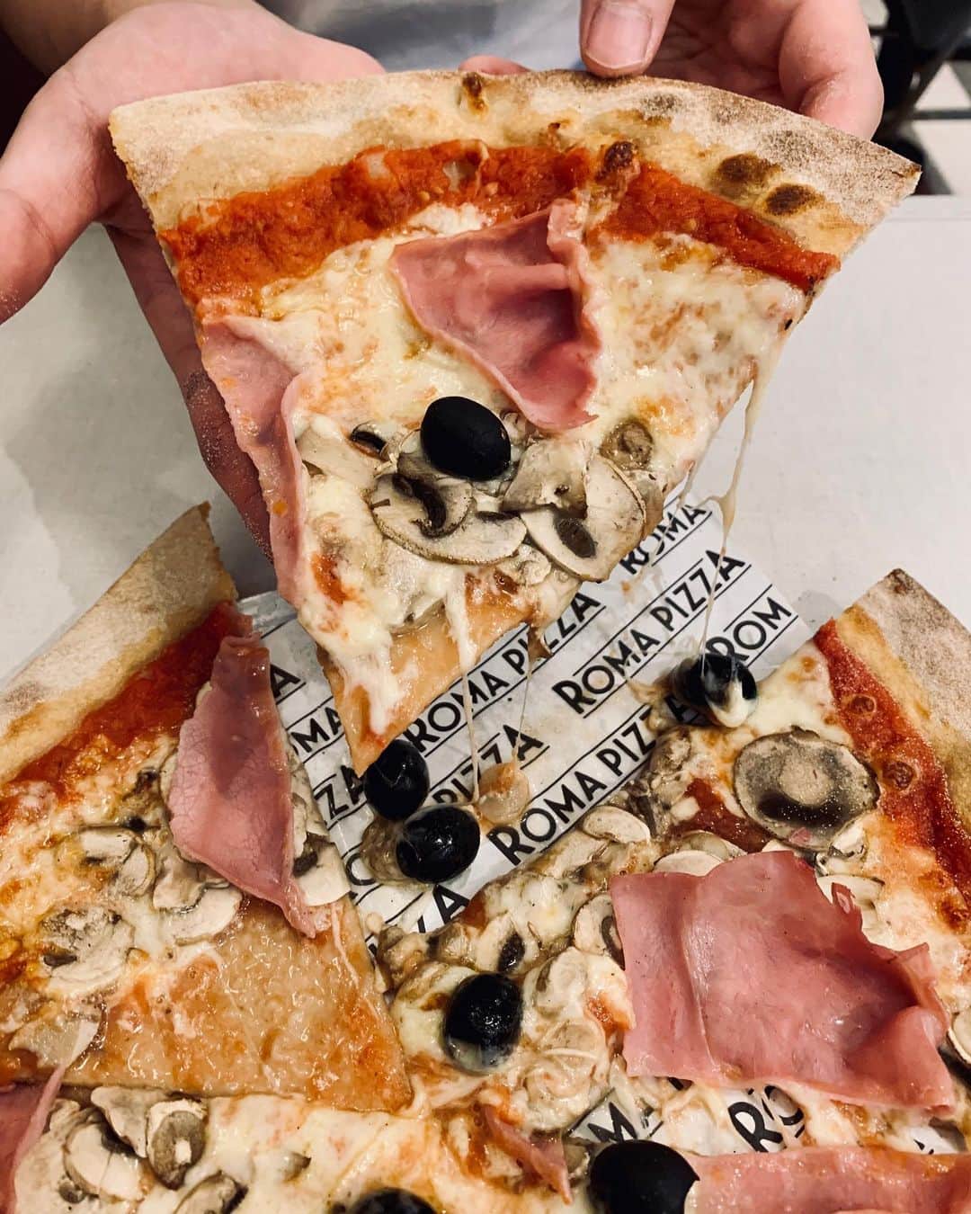 Eat With Steph & Coのインスタグラム：「The new fast, thin-crust pizzeria on Brick Lane is NOW OPEN!! They also have a full vegan menu for those doing veganuary!! @romapizzaldn  Amazing value at £5 per pizza. My favourite was mushroom and truffle (pictured is prosciutto cotto)🤤🧀 #invited 📷: @markk.uk」