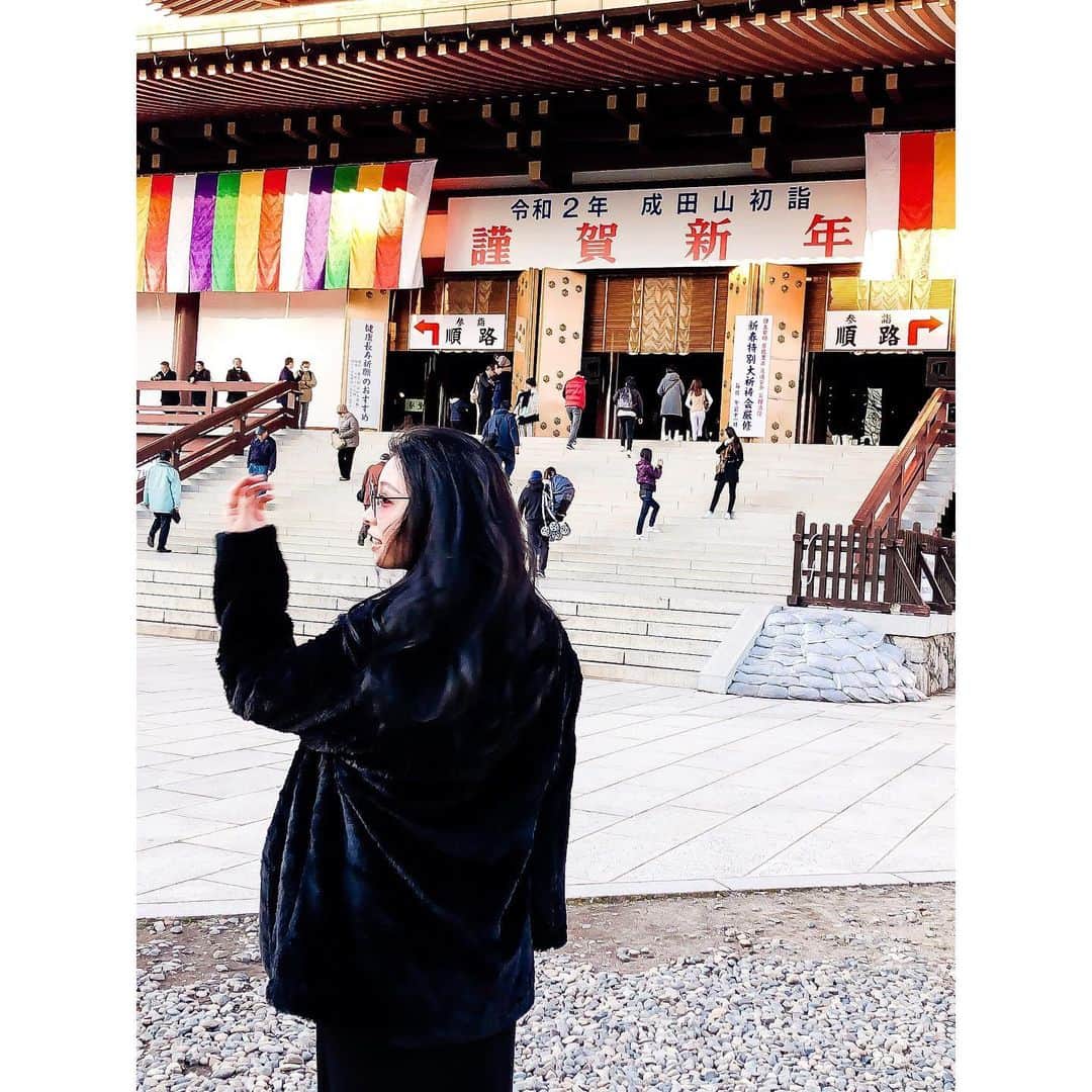 野崎夏帆のインスタグラム：「2020年の初詣は少し遠くまで...🚃💭﻿ ﻿ ﻿ #初詣⛩﻿ #成田山新勝寺 #行きはラーメン食べて気合いいれたけど #階段なかなかキツかった」
