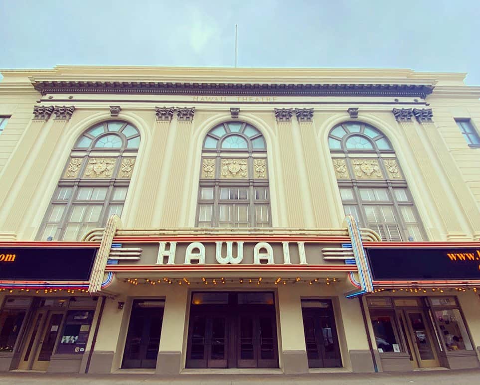 大寺かおりさんのインスタグラム写真 - (大寺かおりInstagram)「フォトジェニックな街📷✨ 今回のハワイ旅行では カカアコとダウンタウンにも 初めて行ってみました🏝 . 目的はハワイ出雲大社での初詣でしたが せっかくなのでぷらぷら散策。 歩くだけで楽しくなる街でした☺️💕 . . . #hawaii #hawaiitrip #hawaiistagram #kakaako #kakaakowallart #wallart #art #downtown #hawaiitheatre #travelphotography #photography #photo #ハワイ #カカアコ #ウォールアート #ハワイシアター #2枚目の絵はなんの絵なんだろう #他にもウォールアートがあちこちにたくさん #ハワイの思い出」1月11日 22時15分 - kaori_ootera