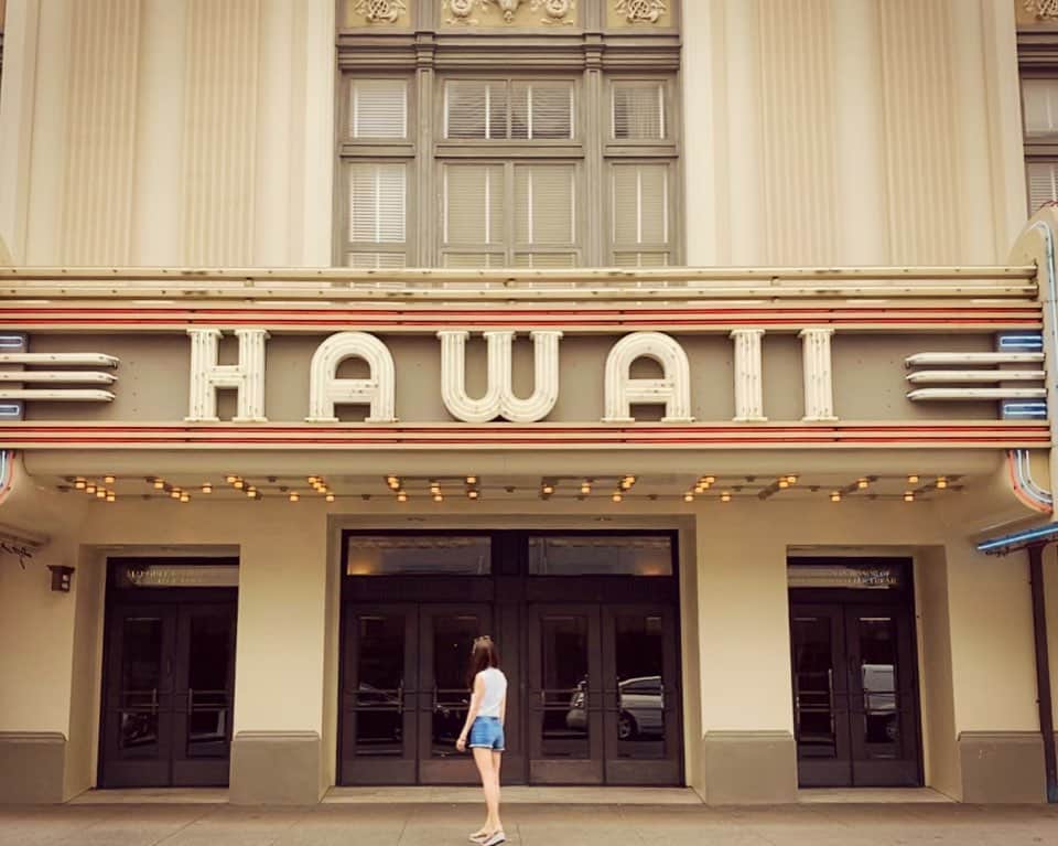 大寺かおりさんのインスタグラム写真 - (大寺かおりInstagram)「フォトジェニックな街📷✨ 今回のハワイ旅行では カカアコとダウンタウンにも 初めて行ってみました🏝 . 目的はハワイ出雲大社での初詣でしたが せっかくなのでぷらぷら散策。 歩くだけで楽しくなる街でした☺️💕 . . . #hawaii #hawaiitrip #hawaiistagram #kakaako #kakaakowallart #wallart #art #downtown #hawaiitheatre #travelphotography #photography #photo #ハワイ #カカアコ #ウォールアート #ハワイシアター #2枚目の絵はなんの絵なんだろう #他にもウォールアートがあちこちにたくさん #ハワイの思い出」1月11日 22時15分 - kaori_ootera