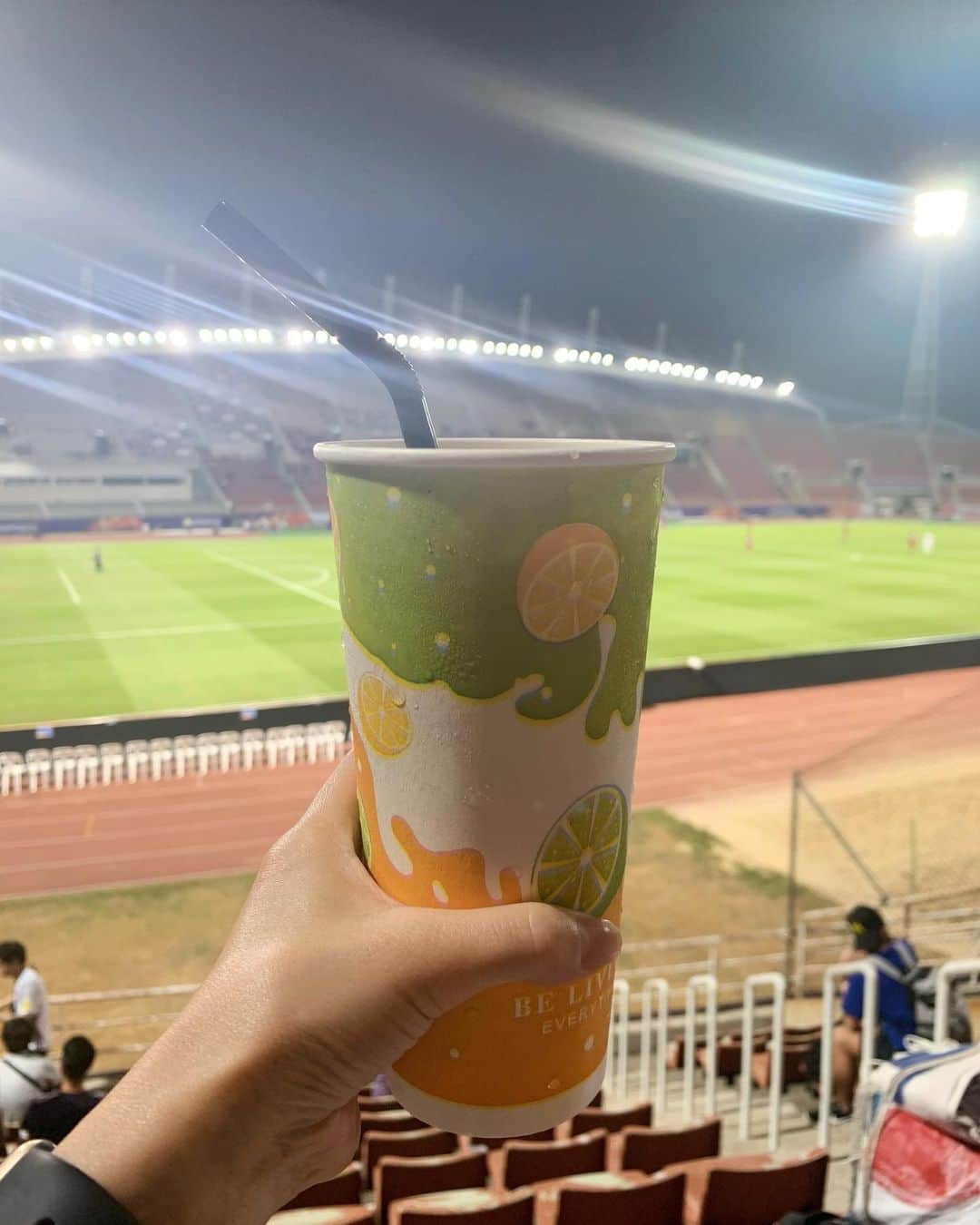 峰麻美さんのインスタグラム写真 - (峰麻美Instagram)「ずっとスタジアムでビールを撮って飲むことをライフワークにしてきたのに、新年1発目の試合でまさかのビールがなかった…😂 つらすぎる。  中身は激甘のアイスカプチーノですが、これの氷で食あたりになった可能性あり。笑  スタグルのカオパットは美味しかったです🍚  #soccer #football #afcchampionship  #u23 #japan #japannationalteam  #samuraiblue #daihyo #thailand  #saudiarabia  #日本代表 #東京五輪世代 #観戦初め #遠征初め #日本との気温差30℃」1月11日 22時18分 - asaaaaami.0702