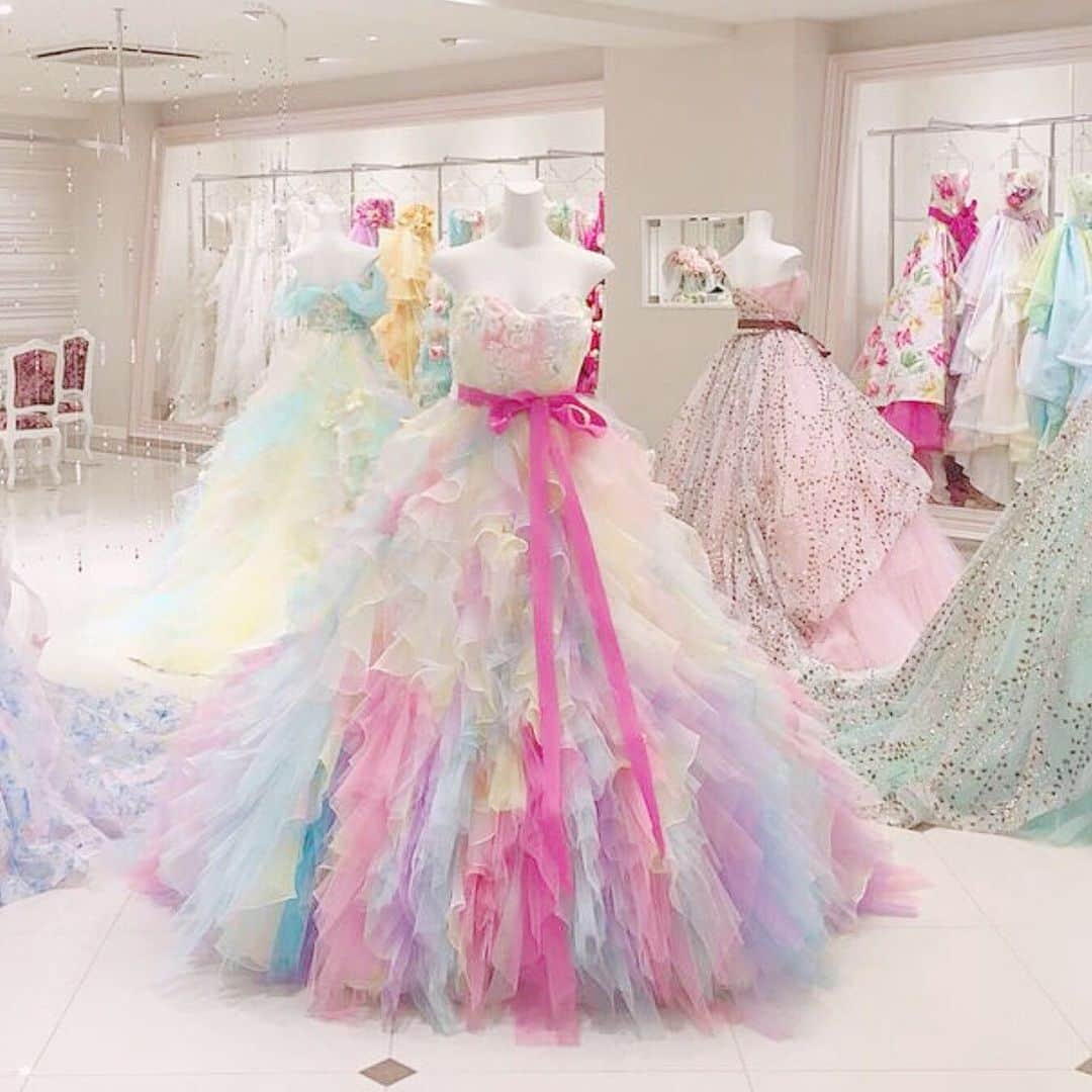 のインスタグラム：「花嫁さんに人気の可愛いドレス9選👗💕 . . ➸➸➸➸➸➸➸💒➸➸➸➸➸➸➸ 本当の料金がわかる✨ ウェディングニュース式場検索 👰 . アプリ： @weddingnews_editor web版： @weddingnews_concierge ➸➸➸➸➸➸➸➸➸➸➸➸➸➸➸➸ . . こちらのお写真は @weddingplazaniko さんからリグラムさせていただきました🌟ありがとうございました😊✨ . .  weddingplazanikoさんの紹介している #ドレス がどれも可愛くてオススメなんです👗💕 . カバーは花嫁さんに大人気💓 #thehany さんの #カラードレス 🌼*･ . thehanyさんのドレスは女の子の心をつかむデザインが多く、どれも1度は着てみたいと憧れますよね😍 . 真ん中の 【コラリー】は雲をイメージしたふわふわなデザイン🌈💕 . 縦フリルで覆われたスカートは、オリジナルでレインボーに染め上げたチュールとオーガンジーがたっぷり使用されているんですよ😍 . このボリュームと透明感がたまりません💓 . ほかのドレスも素敵なので、ぜひスワイプ👉🏻してみてくださいね✨ . . . ＼📷投稿お待ちしています／ . 花嫁はもちろん、業者さんも大歓迎✨ アナタのお写真をご紹介してもOKという方は、ぜひ #ウェディングニュース にお写真を投稿してください💕 . . ⬇︎関連アカウント⬇︎ . 🕊メインアカウント 【 @weddingnews_editor 】 . 💒インスタグラムで式場探し 【 @weddingnews_concierge 】 . 👰花嫁から式場探し 【 @weddingnews_brides 】 . . その他、編集部からの連絡専用 @weddingnews_contact や、スタッフ個人の連絡用として @WN_xxxx（xxxは個人名）があります💕 . . …………………………… ❤️ウェディングニュースとは？ …………………………… . 花嫁のリアルな”声”から生まれた、花嫁支持率No1✨スマホアプリです📱💕 . . 🌸知りたい… #結婚式準備 に役立つ記事を毎日150件配信中♩ . 🌸見たい… インスタの #ウェディング 系投稿TOP100が毎日チェックできる＊IG画像の複数ワード検索も可♩ . 🌸叶えたい… 式場をはじめとした  #結婚式 関連の予約サイトが大集合♩ . 🌸伝えたい… 自分の結婚式レポ『マイレポ』が簡単に作れる♩卒花嫁のレポが読める♩ . . @weddingnews_editor のURLからDLしてね✨ . . . #プレ花嫁 #結婚  #花嫁 #ウエディング  #プレ花嫁準備 #2020秋婚 #ドレスサロン #ドレスブランド #披露宴 #お色直し #ワンピース #ウエディングドレス #プリンセス #ドレス選び #ドレス迷子 #ドレス試着  #結婚式レポ #プロポーズ #婚約 #2020夏婚 #プリンセスライン #ウェディングドレス #プレ花嫁さんと繋がりたい」