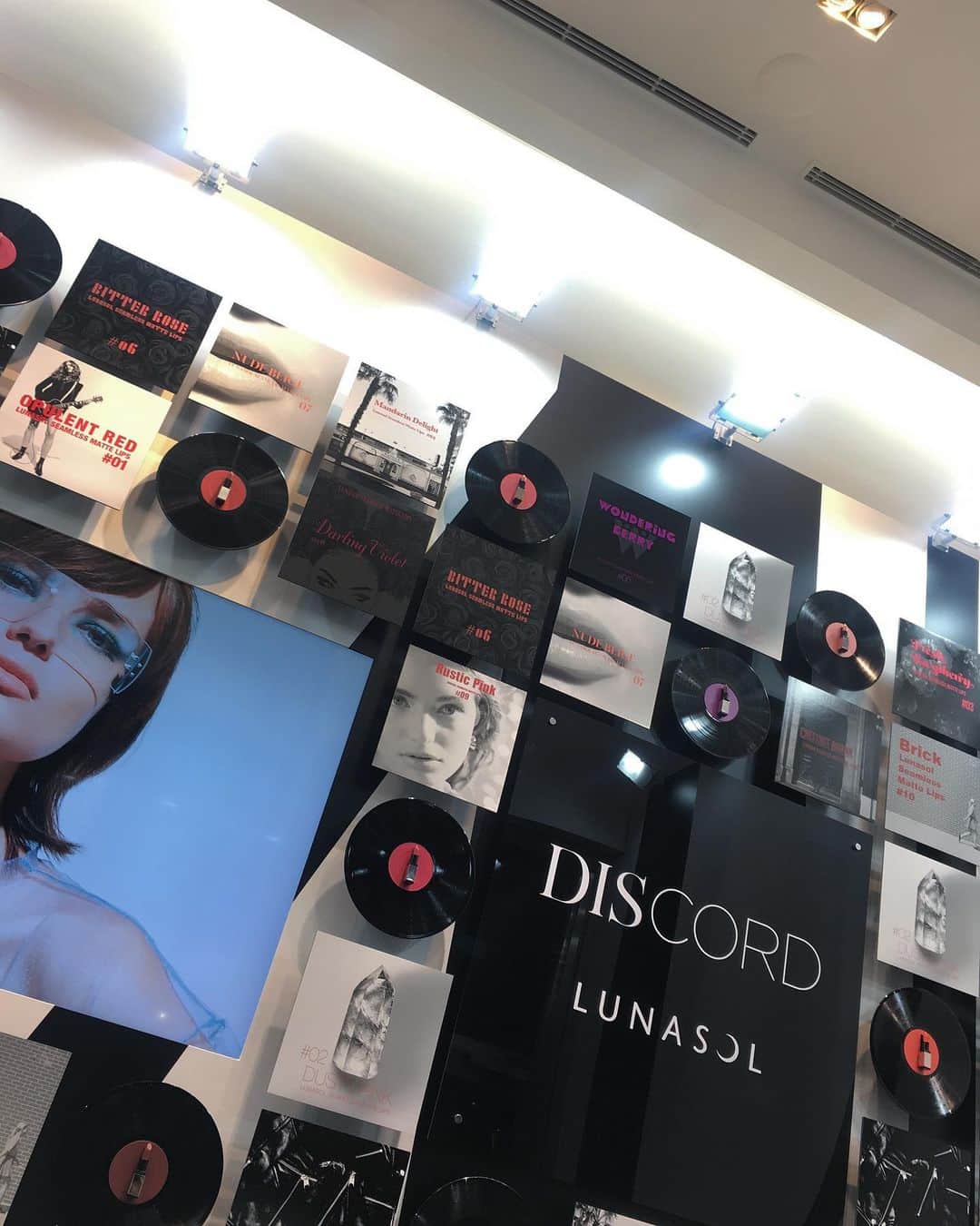 Nana Ninomiyaさんのインスタグラム写真 - (Nana NinomiyaInstagram)「LUNASOL 20SS "Lip Sounds"🎧﻿ わたしはジャケットでレコードを選び05 wondering berry（名前かわいい）をピックアップしました。POP UP EVENTは表参道ヒルズ1Fで1/19までやっているそうですのでぜひ🦋選んだlipのかわいいミラーがもらえるヨ！﻿ ﻿ @lunasolofficial #LUNASOL #シームレスマットリップス #濃密湿度マットリップ」1月11日 22時31分 - nnmynana