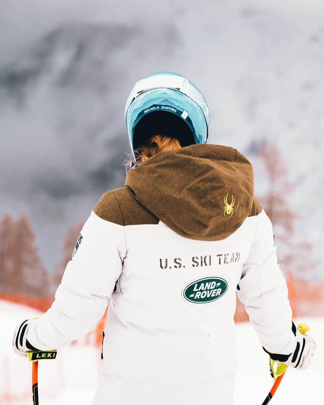 ミカエラ・シフリンのインスタグラム：「Looking forward to tomorrow! A little speed + a little quickness makes for a fun combination.😝 @landroverusa @atomicski #weareskiing (📸 @mountain.max )」