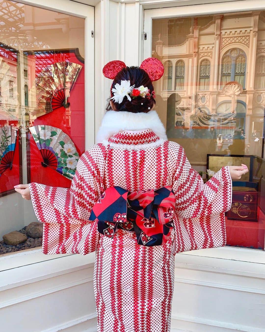 浅井麻里さんのインスタグラム写真 - (浅井麻里Instagram)「🏰💕﻿ ﻿ 着物ディズニー❤️👘﻿ ﻿ れすとらん北斎の﻿ 和のショーウィンドウの前で🌊﻿ ﻿ ﻿ ミニー＆ディズニーランドっぽく、﻿ 赤白ドット×トランプ柄の帯♥️﻿ ﻿ ドットの着物も珍しいし、﻿ トランプ柄の帯も初めて！可愛い！😍💕﻿ ﻿ ディズニーランドだから﻿ ポップな雰囲気の着物が着られて嬉しい🎵﻿ 浅草 @kimonomiyabi さんのおかげ✨﻿ ふわふわファーストールも貸してもらえるし、﻿ ヘアセットも華やかにやってもらえるよ💐﻿ ﻿ 後ろ姿もアップしたから写真3枚見てね⏩﻿ ﻿ ﻿ #浅草着物レンタル#浅草浴衣レンタル#東京着物レンタル#江戸和装工房雅#着物#着物ディズニー#ディズニーランド#コラボベース#pr#tokyodisneyresort#tokyodisneyland#disneyland」1月11日 22時23分 - mari_asai_625