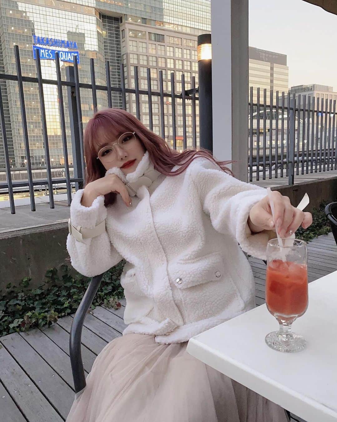 RIKAのインスタグラム：「﻿ ずっとこういうアウター探してて﻿ やっと見つけた☃️☃️☃️ @7things.official ﻿ ﻿ 首まですっぽりであったかいから﻿ 絶対たくさん着る🧣📰❤︎﻿ この首のベルトの感じ超可愛くないか😿﻿」