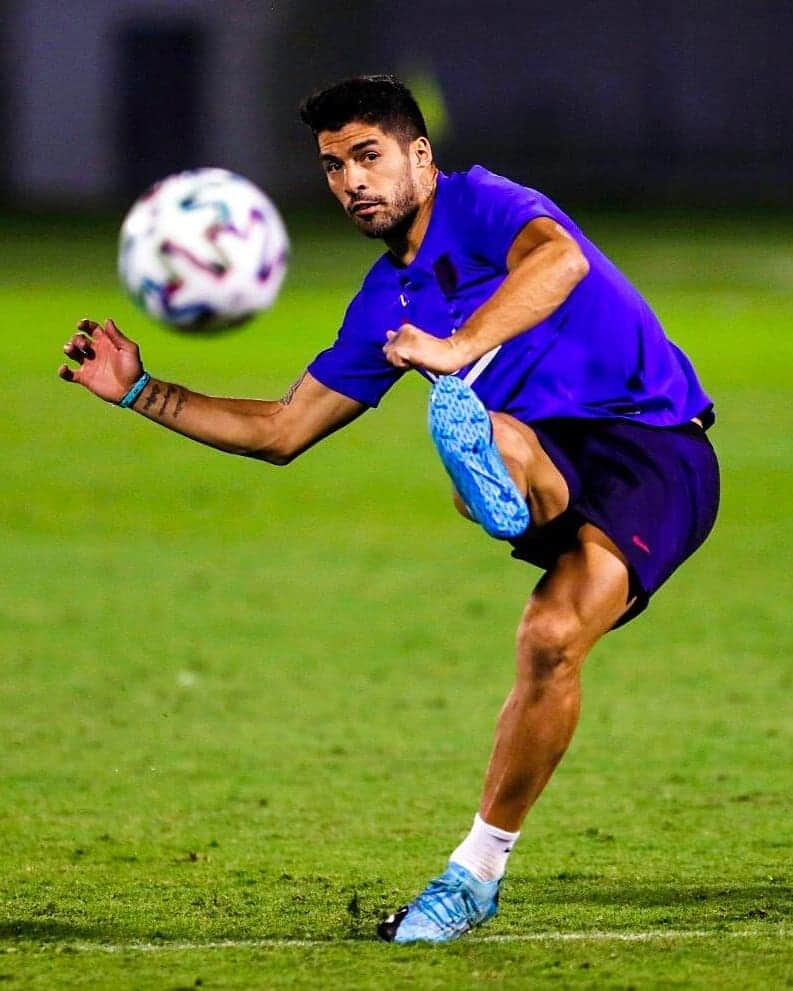 FCバルセロナさんのインスタグラム写真 - (FCバルセロナInstagram)「🏥‼️Get well soon! @luissuarez9 will be operated for an injury to his meniscus of his right knee. ❗Luis Suárez será intervenido por el doctor Cugat de una lesión en el menisco externo de la rodilla derecha. ❗Luis Suárez sera intervingut dema diumenge pel Dr Cugat d’una lesio de menisc extern del genoll dret.」1月11日 22時30分 - fcbarcelona