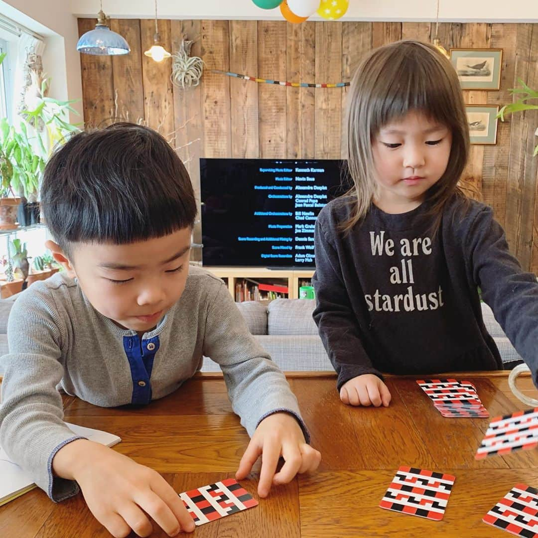 坂本美雨さんのインスタグラム写真 - (坂本美雨Instagram)「初めてトランプできた記念日 なまこ、セコムに教えてもらいながら生まれてはじめてやったババ抜きで勝てた！ #今日のなまこちゃん #セコムとなまこ」1月11日 22時40分 - miu_sakamoto